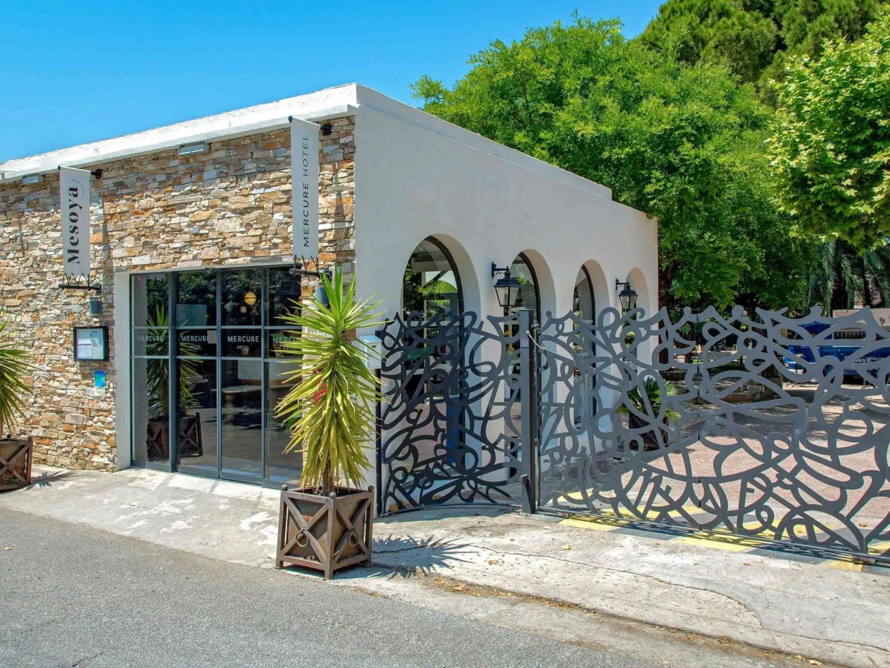 Property building in Mercure Marseille Centre Bompard La Corniche Property building in Mercure Marseille Centre Bompard La Corniche