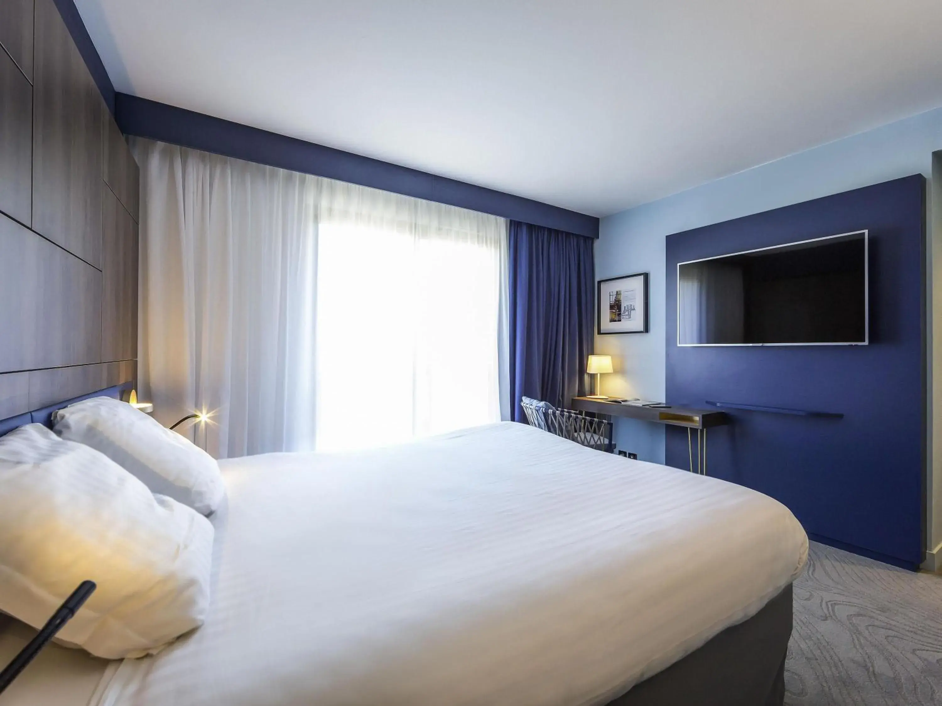 Bedroom, Bed in Mercure Marseille Centre Bompard La Corniche Bedroom, Bed in Mercure Marseille Centre Bompard La Corniche