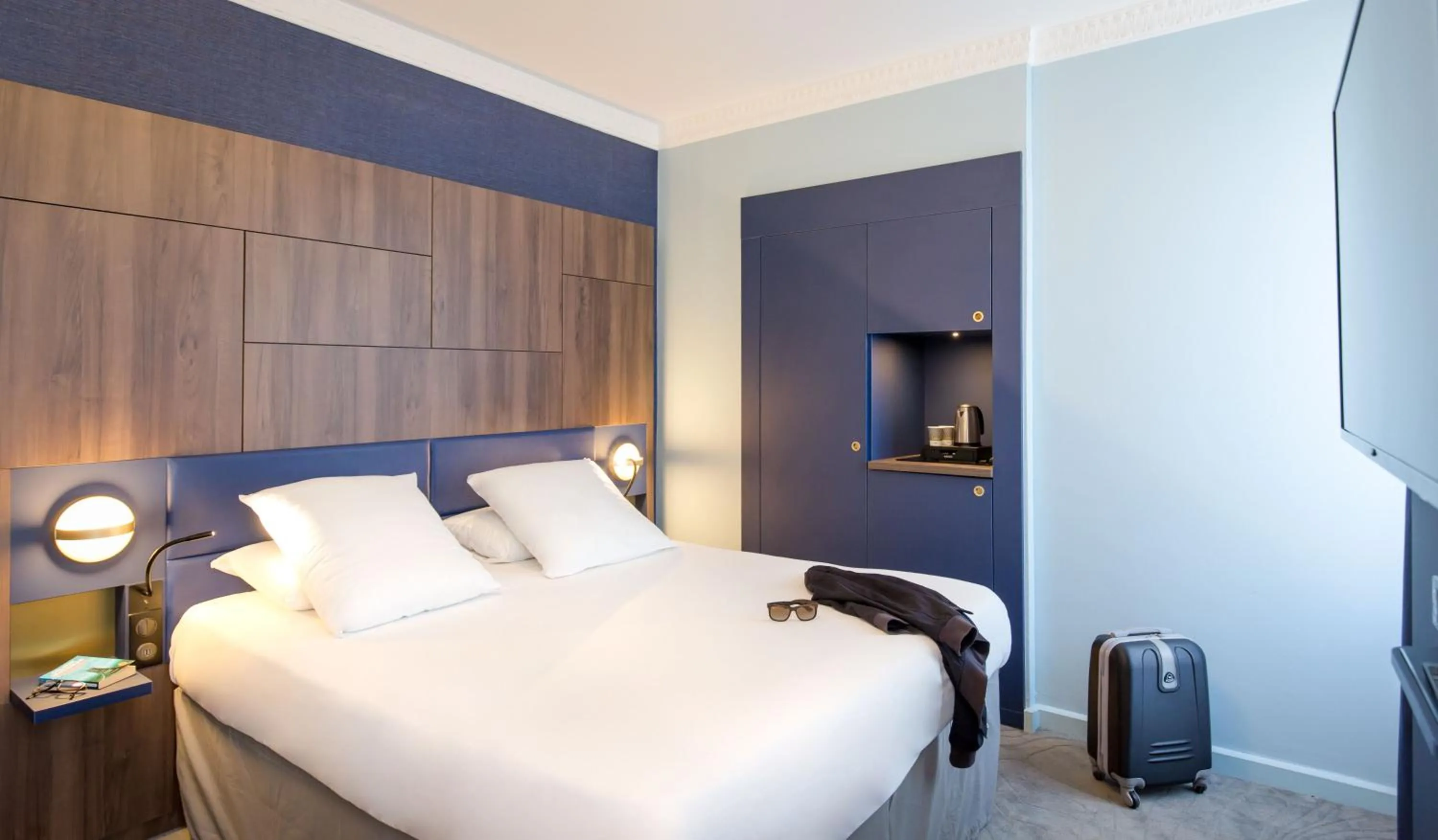 Photo of the whole room, Bed in Mercure Marseille Centre Bompard La Corniche