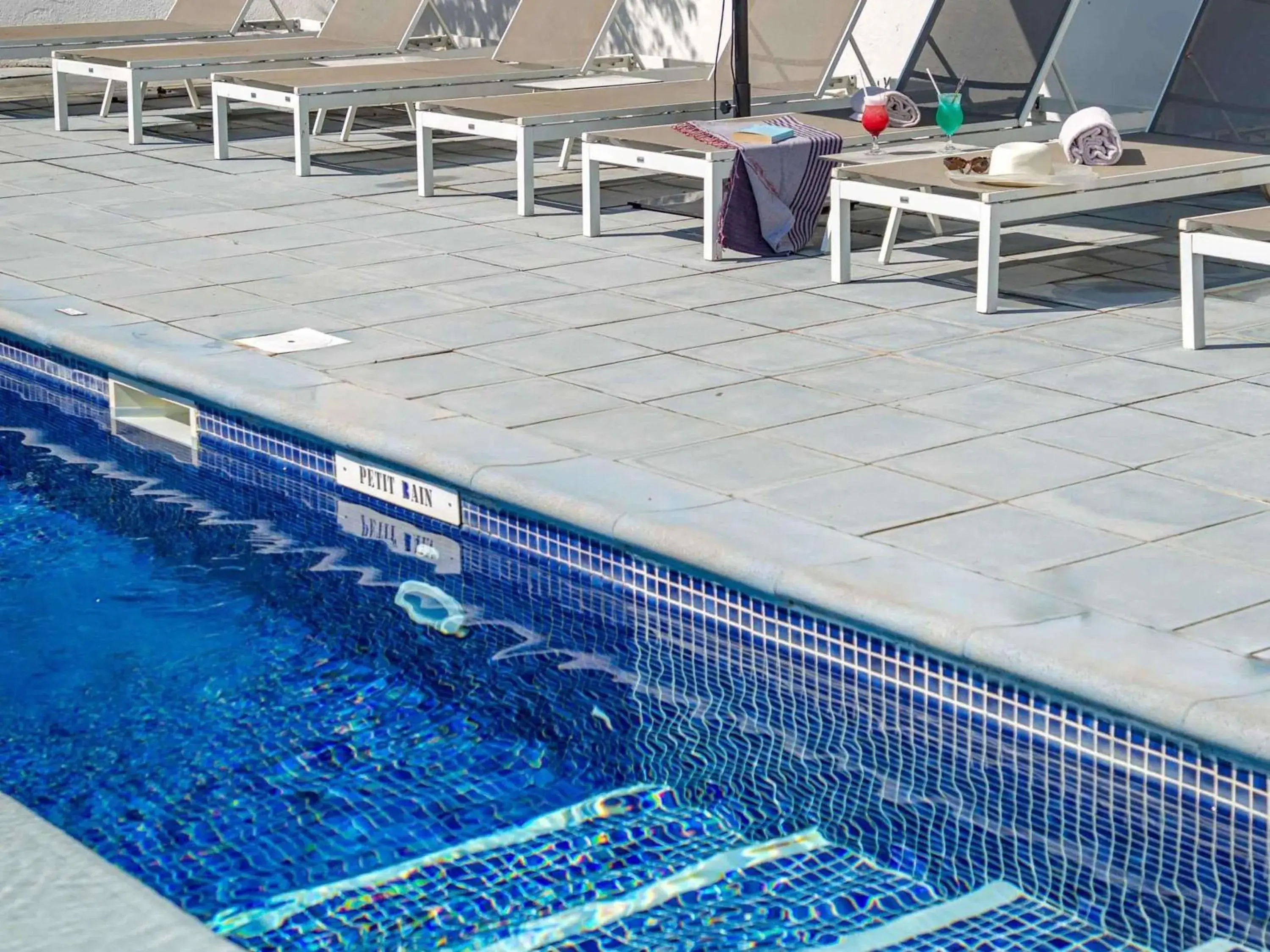 Pool view in Mercure Marseille Centre Bompard La Corniche Pool view in Mercure Marseille Centre Bompard La Corniche