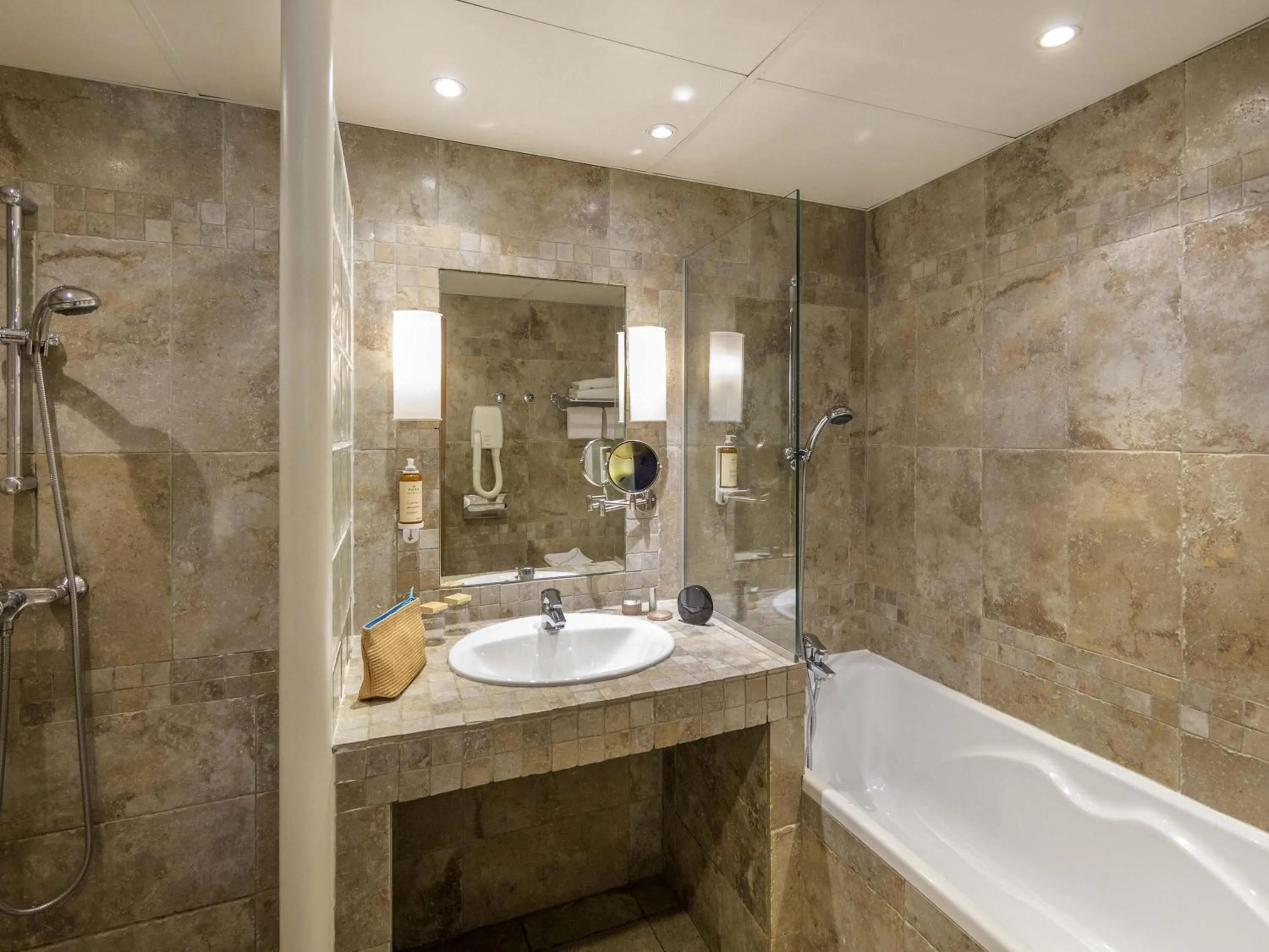 Bedroom in Mercure Marseille Centre Bompard La Corniche