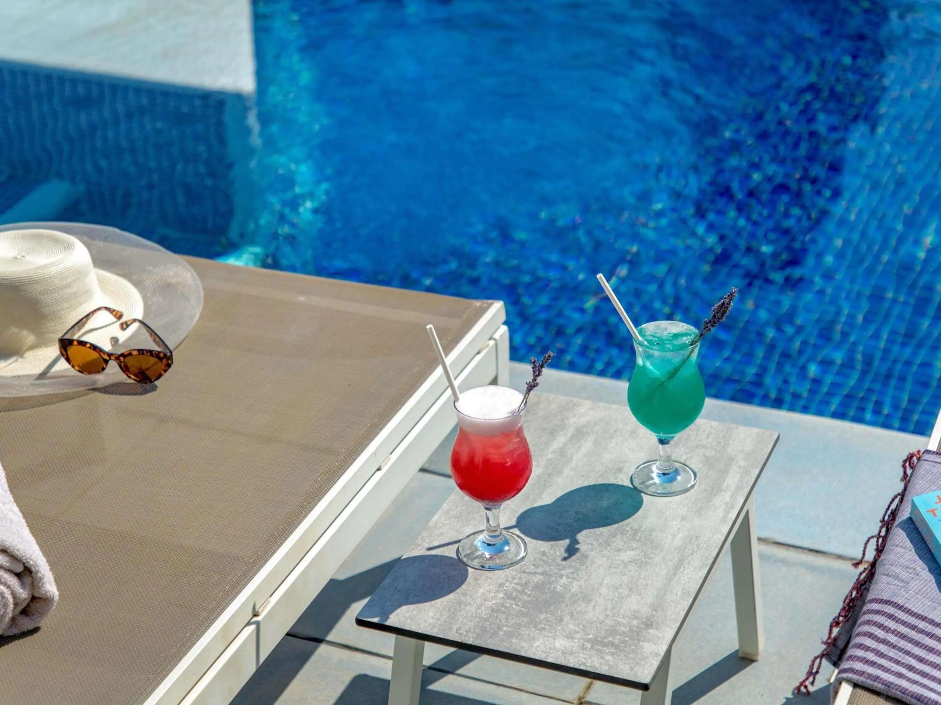 Pool view in Mercure Marseille Centre Bompard La Corniche