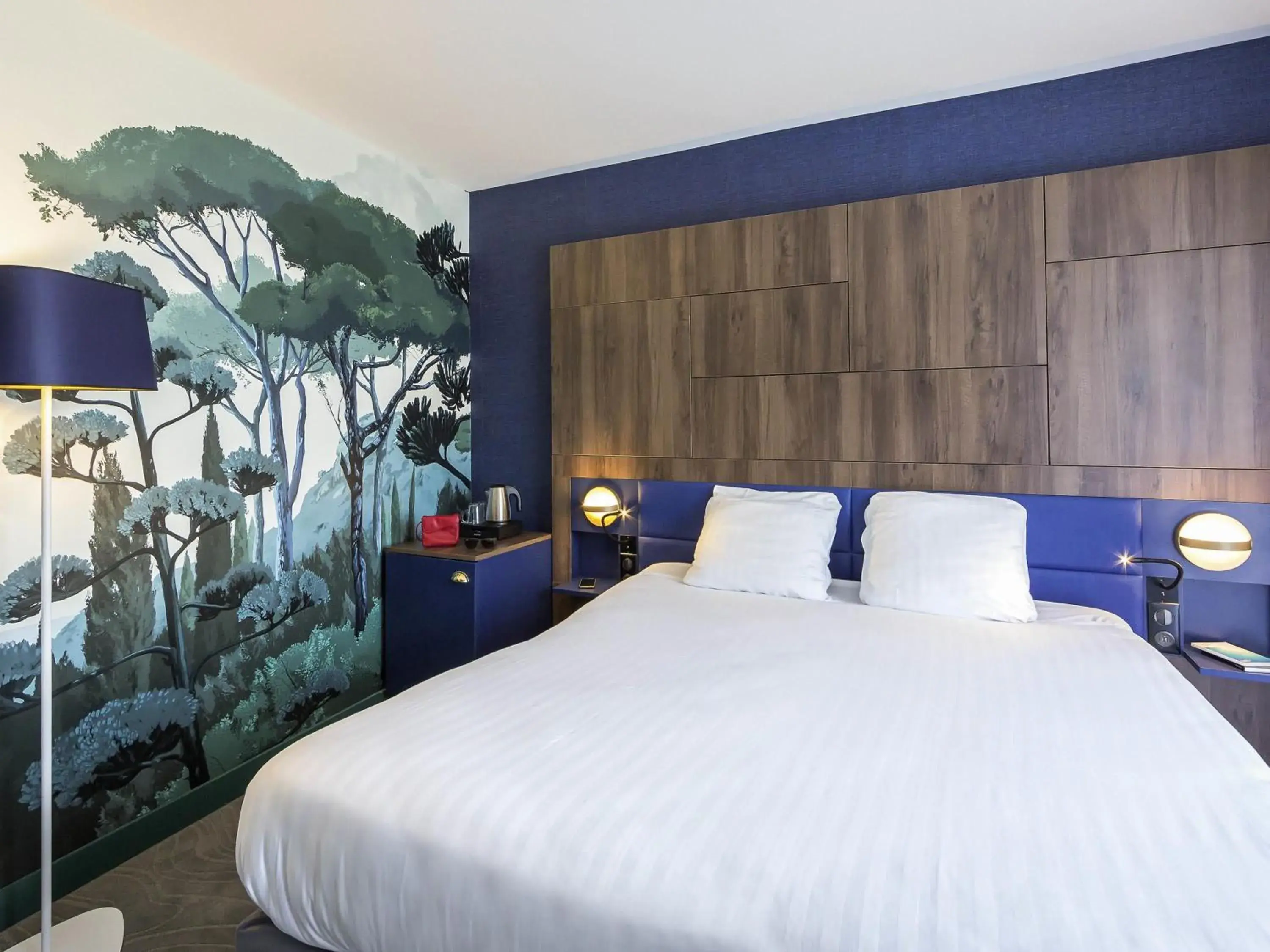 Bedroom, Bed in Mercure Marseille Centre Bompard La Corniche Bedroom, Bed in Mercure Marseille Centre Bompard La Corniche