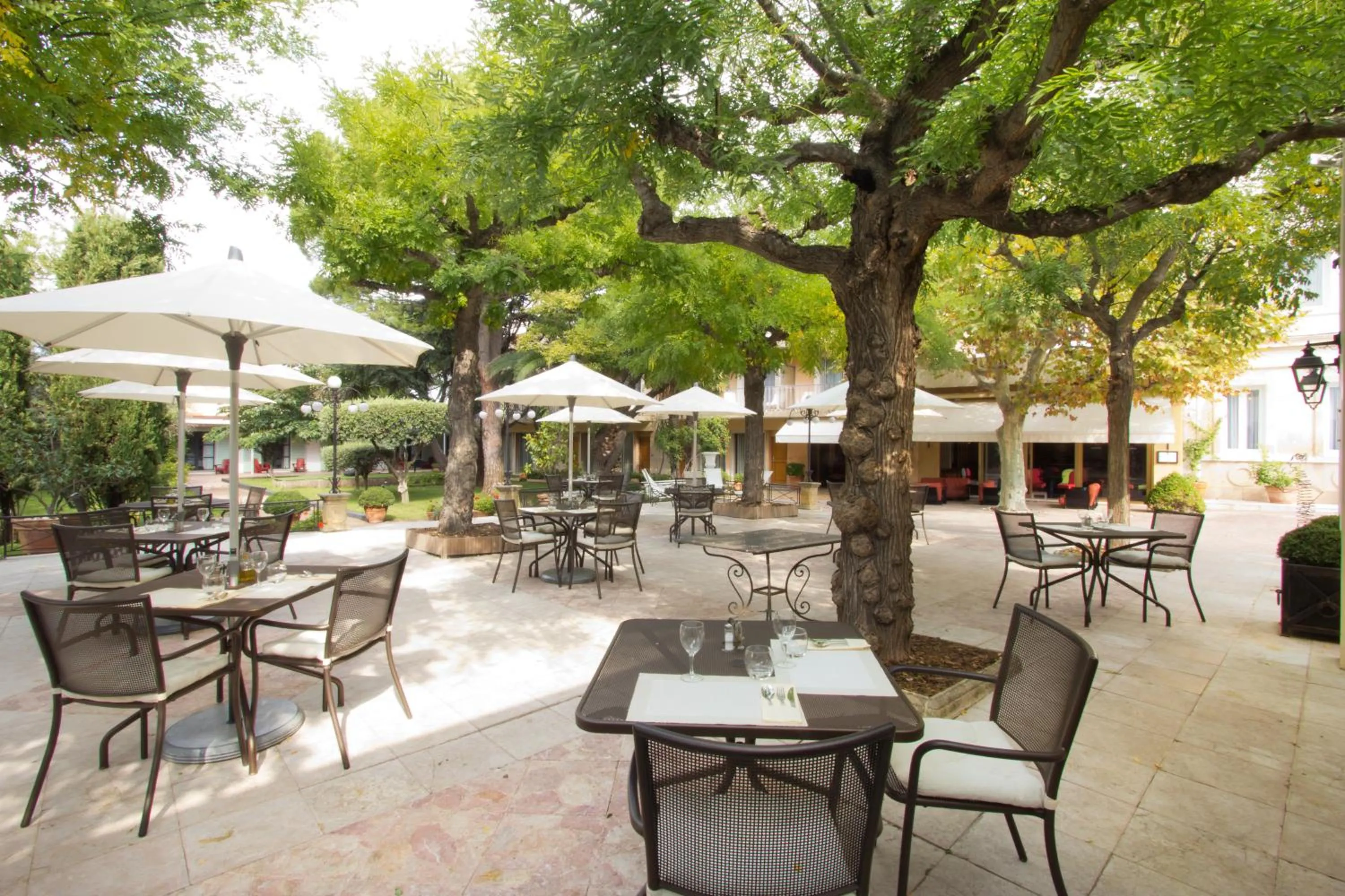 Restaurant/places to eat in Mercure Marseille Centre Bompard La Corniche