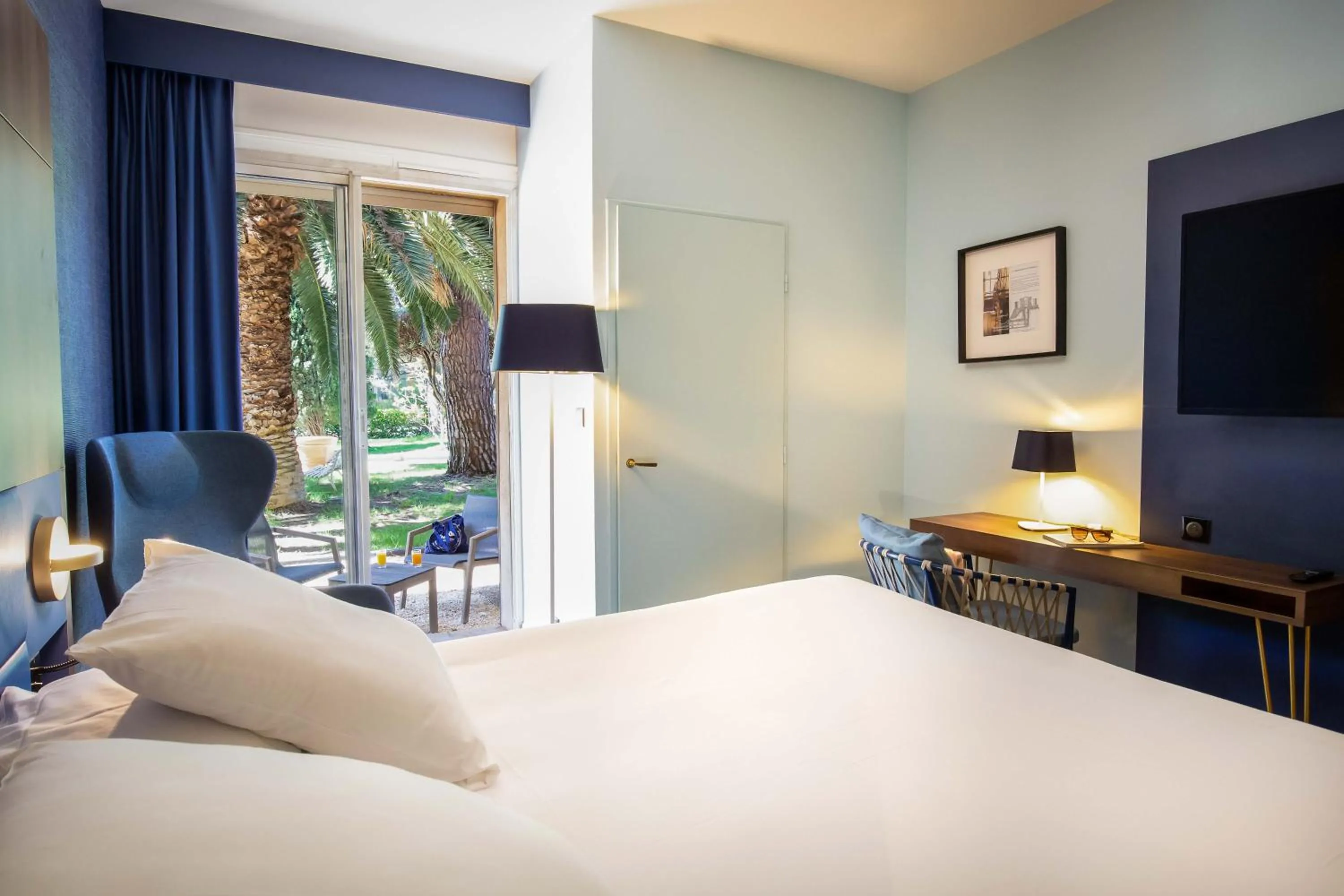 Patio, Bed in Mercure Marseille Centre Bompard La Corniche