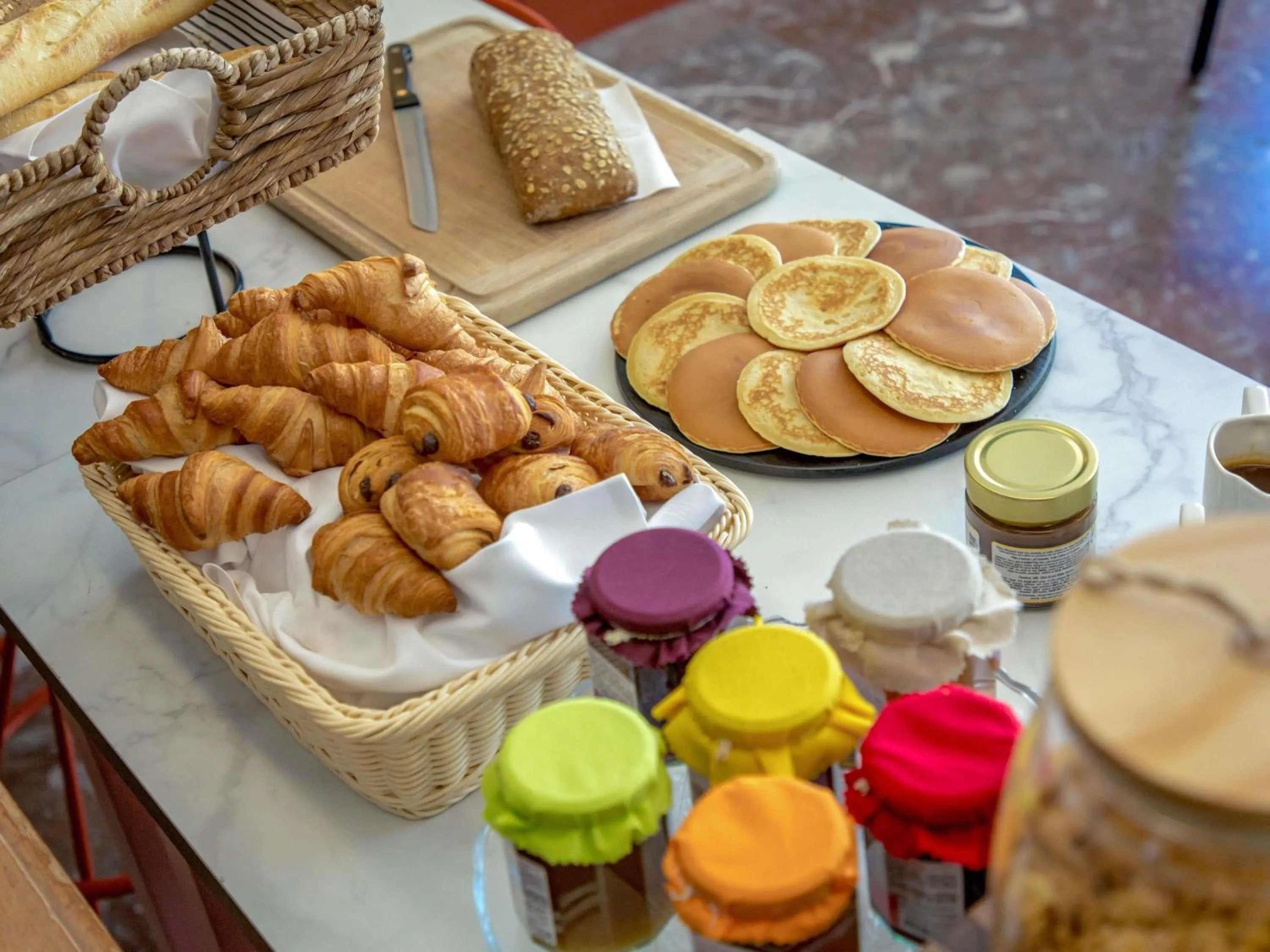 Restaurant/places to eat in Mercure Marseille Centre Bompard La Corniche