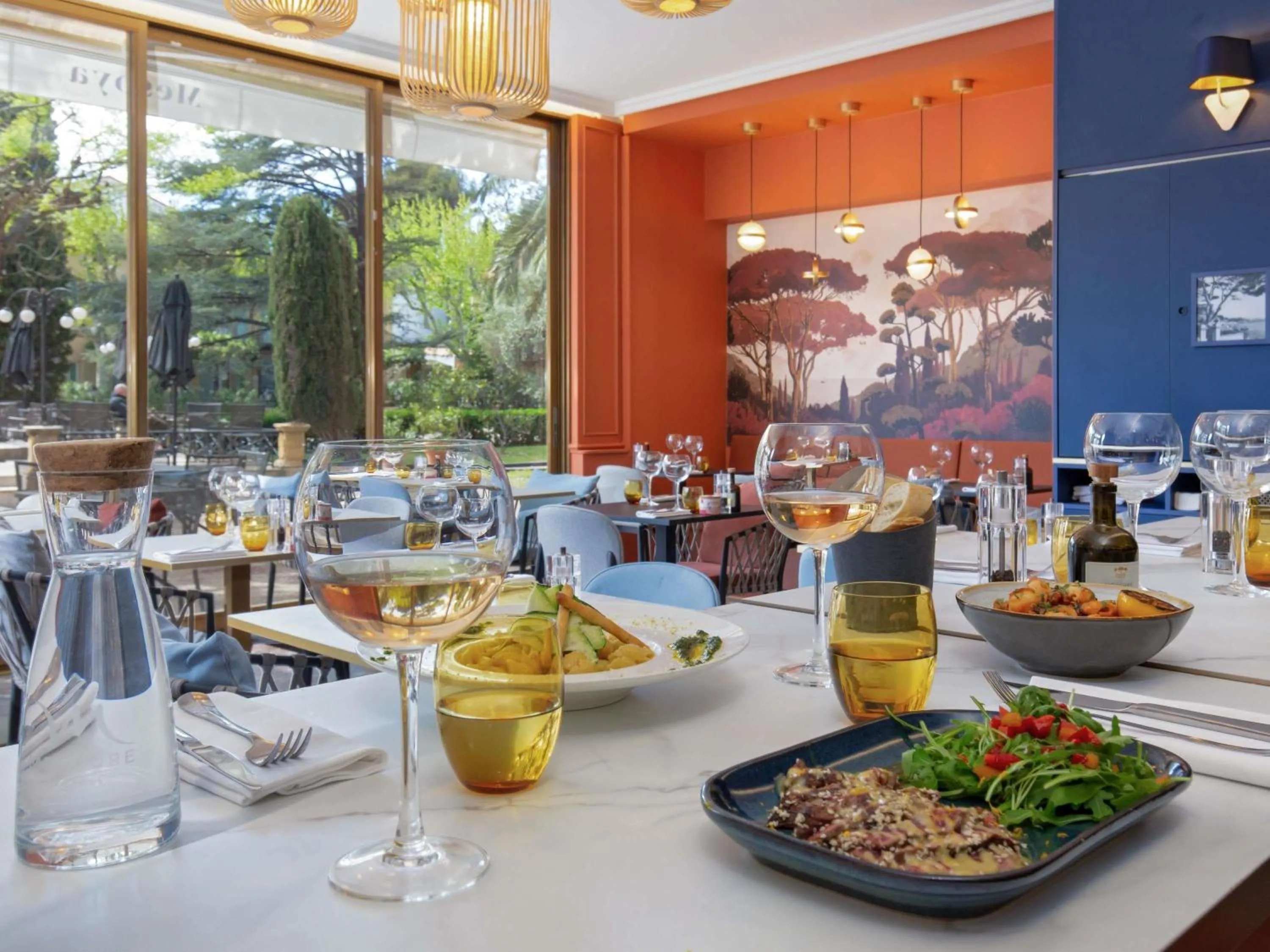 Restaurant/places to eat in Mercure Marseille Centre Bompard La Corniche