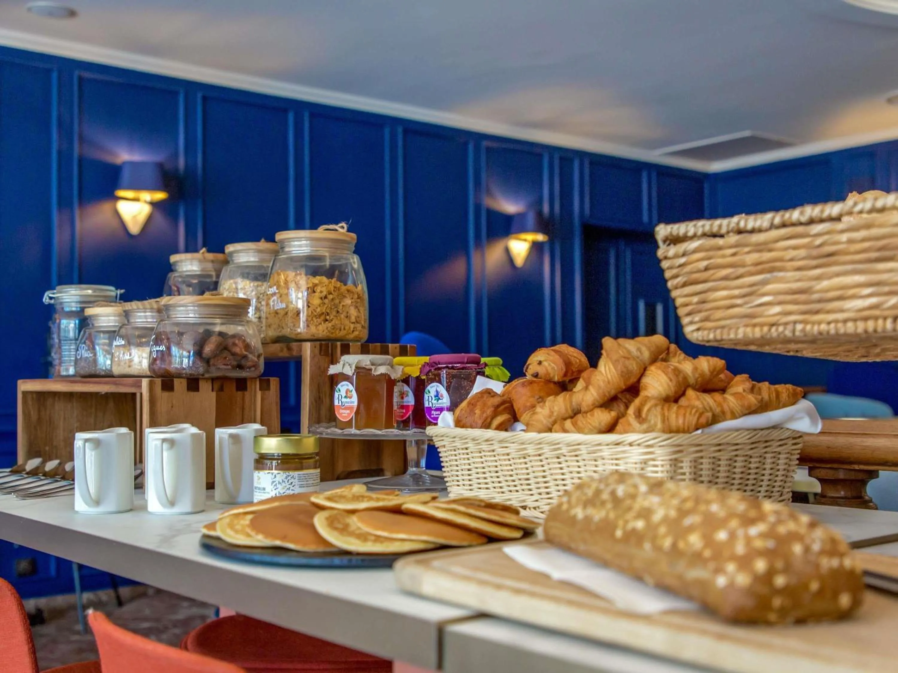 Breakfast in Mercure Marseille Centre Bompard La Corniche