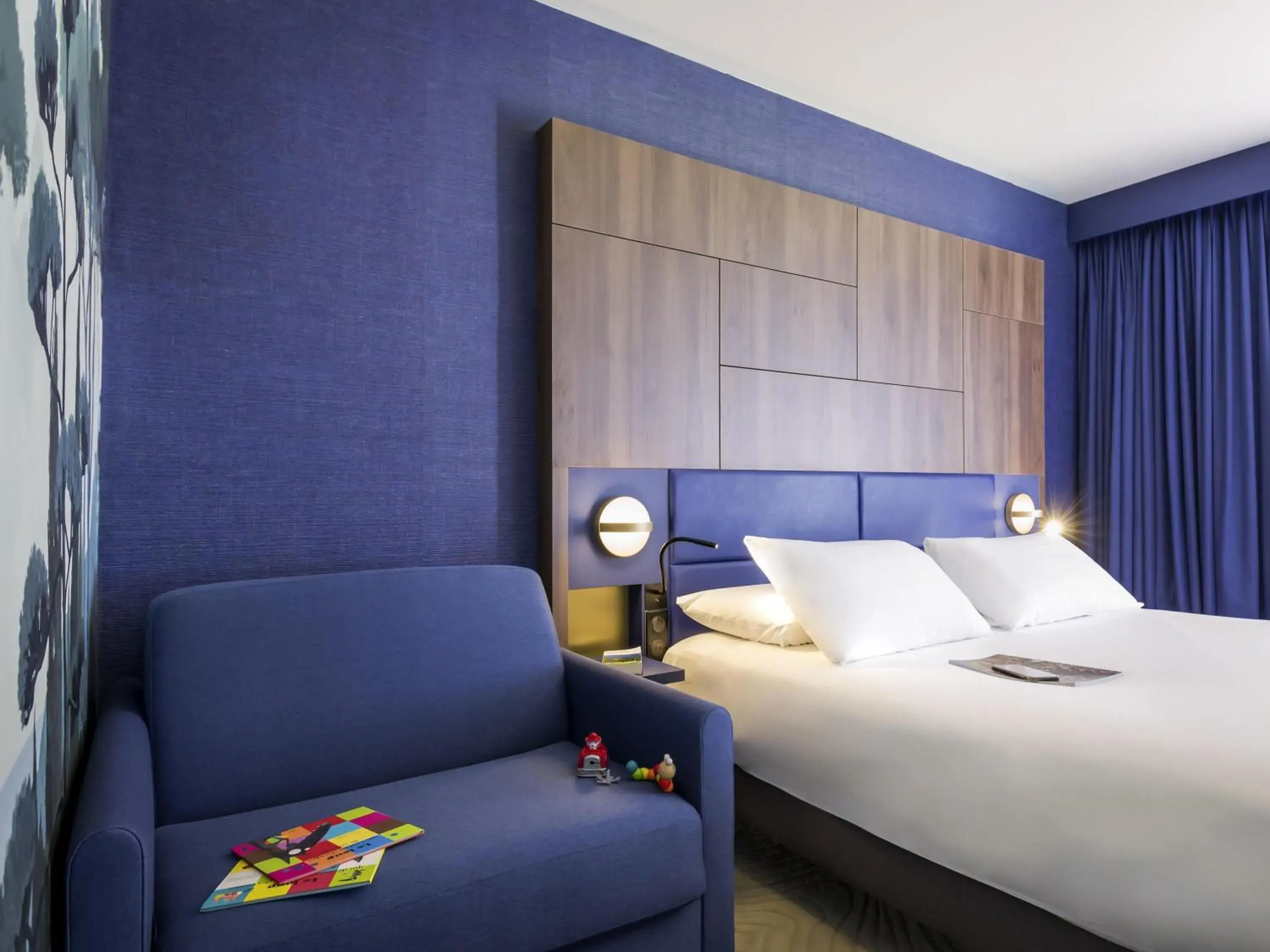 Bedroom, Bed in Mercure Marseille Centre Bompard La Corniche Bedroom, Bed in Mercure Marseille Centre Bompard La Corniche