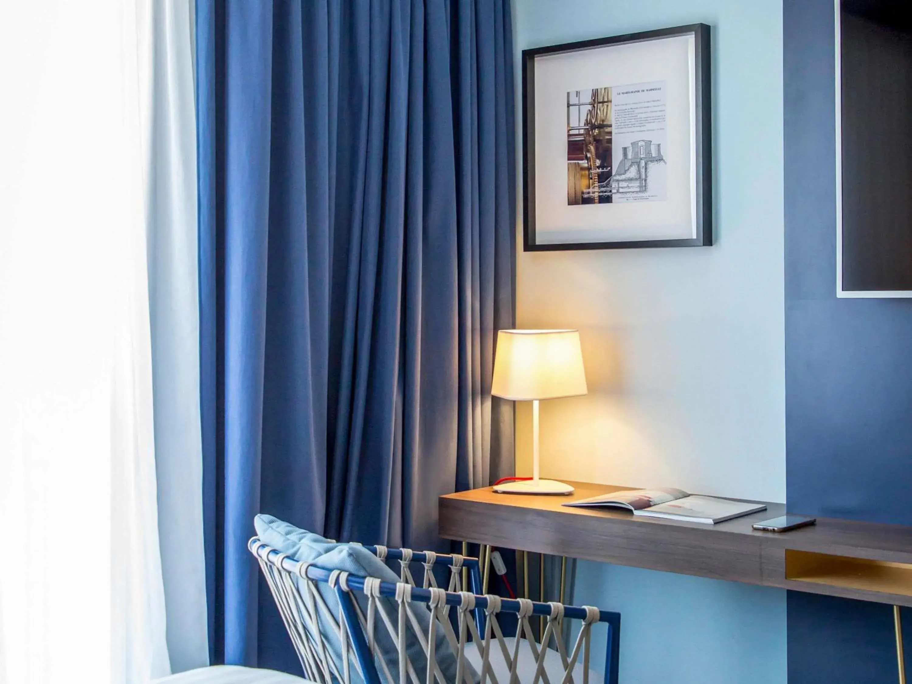 Bedroom in Mercure Marseille Centre Bompard La Corniche Bedroom in Mercure Marseille Centre Bompard La Corniche