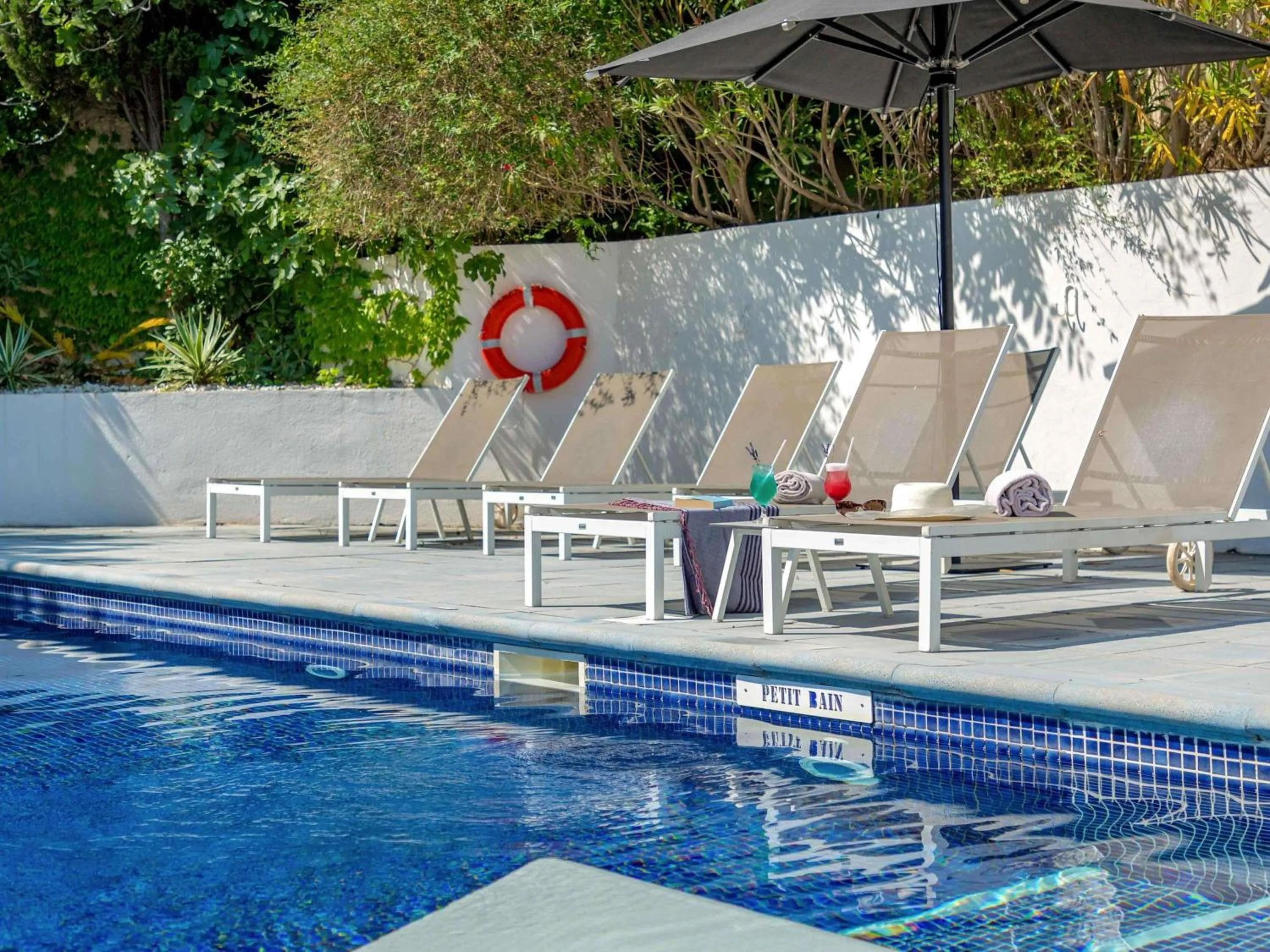 Pool view in Mercure Marseille Centre Bompard La Corniche