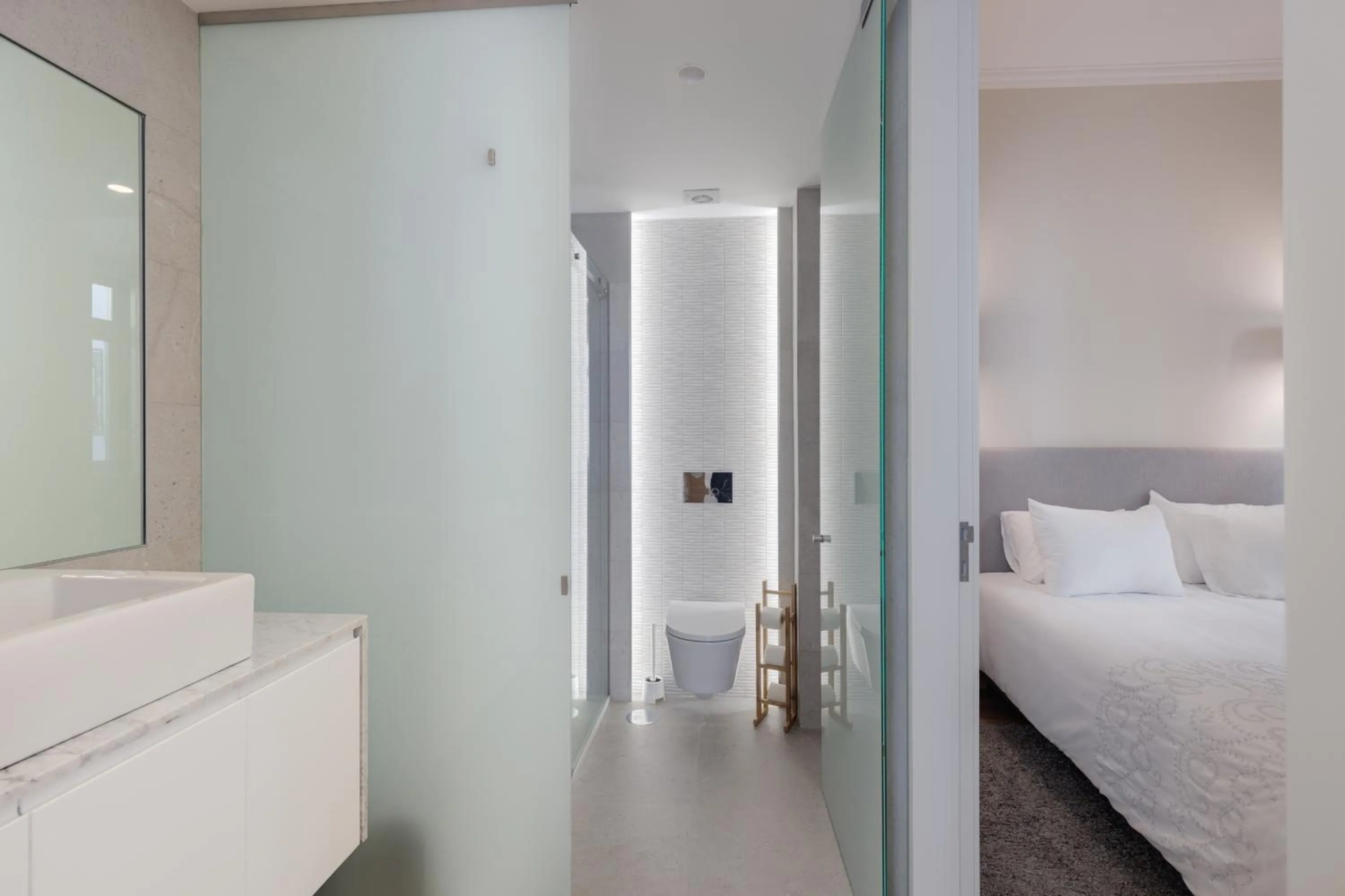 Bathroom, Bed in Oporto Home - River Front