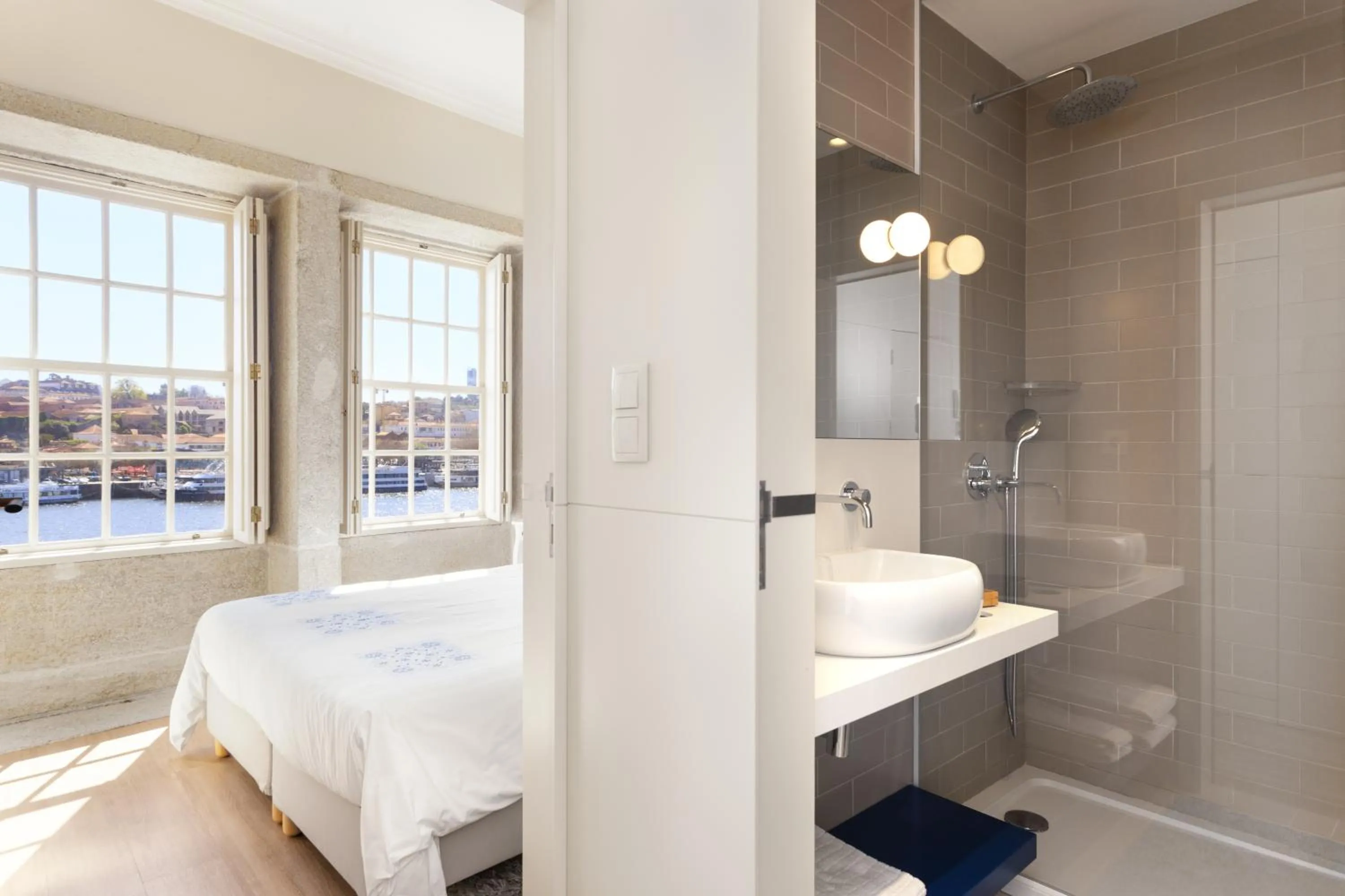 Bathroom, Bed in Oporto Home - River Front