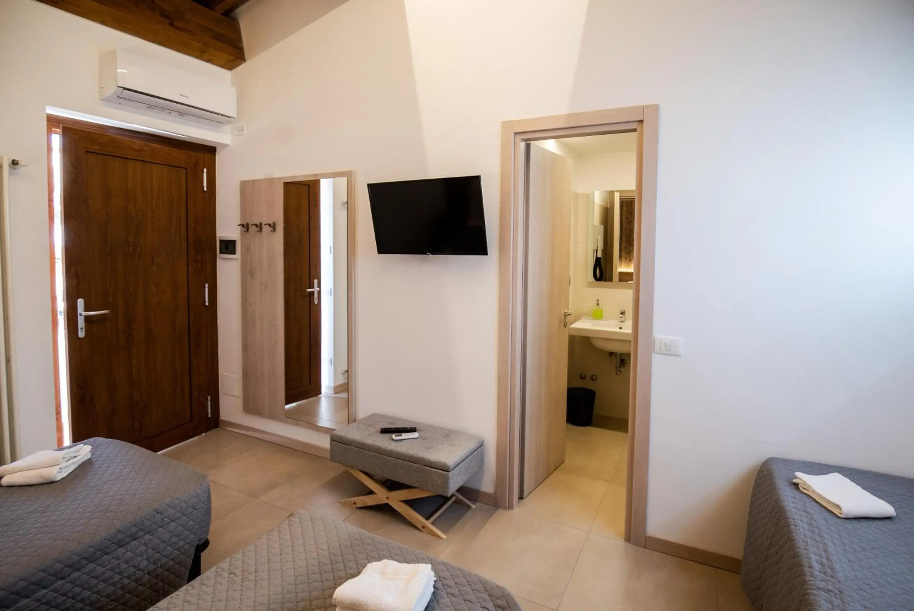 Comfort Triple Room in Gu Hotel Comfort Triple Room in Gu Hotel