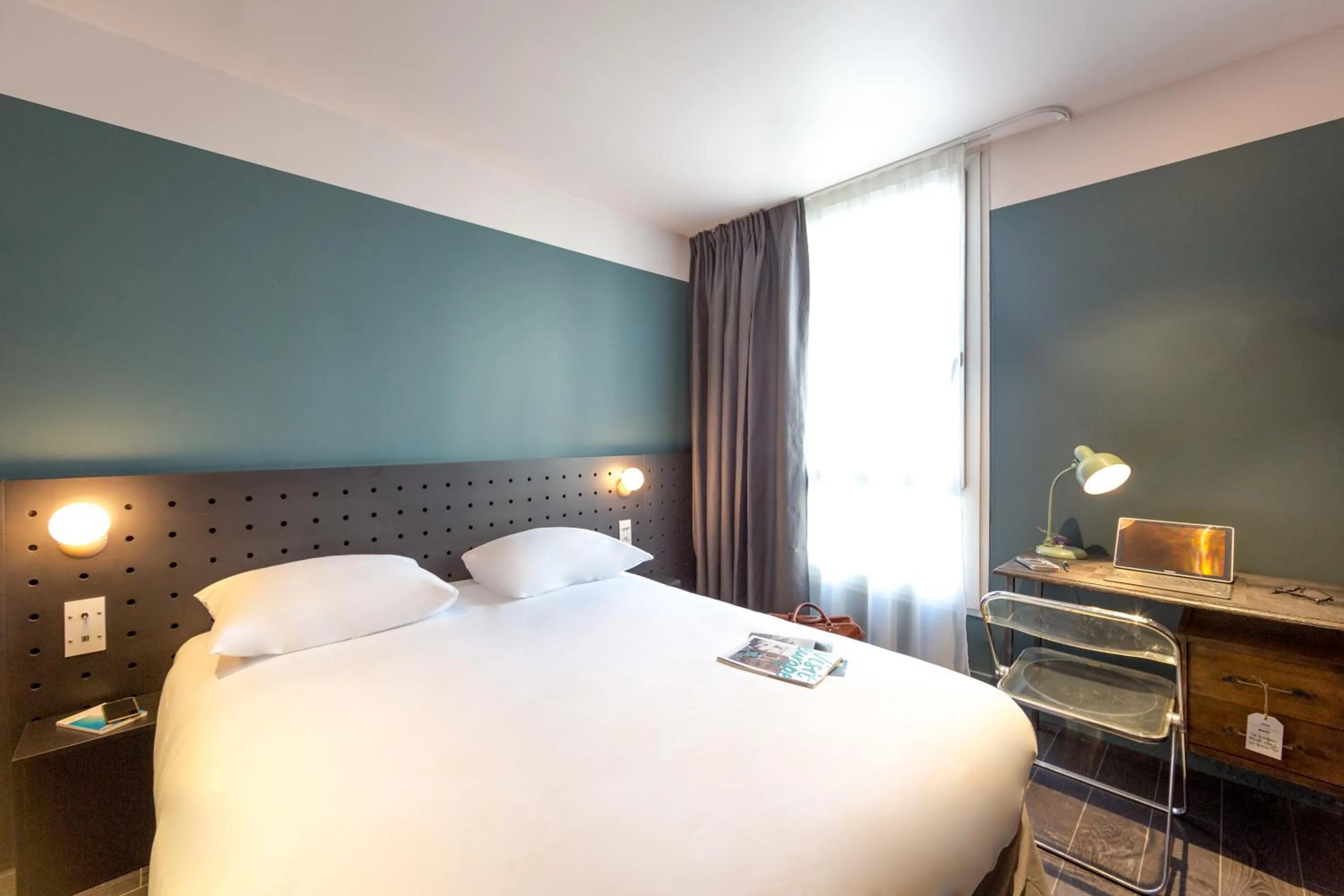 Photo of the whole room, Bed in greet Marseille Centre Saint Charles