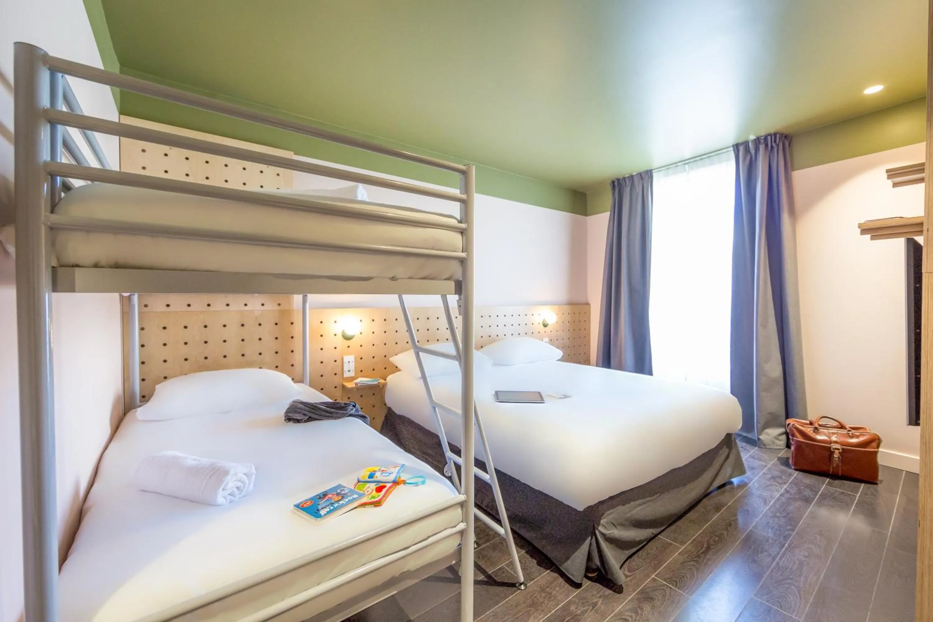 Photo of the whole room, Bed in greet Marseille Centre Saint Charles