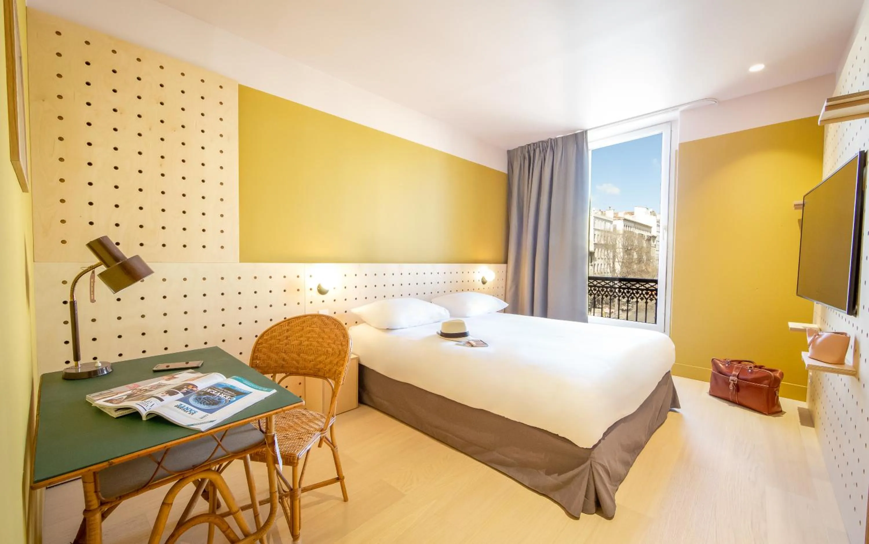 Photo of the whole room, Bed in greet Marseille Centre Saint Charles
