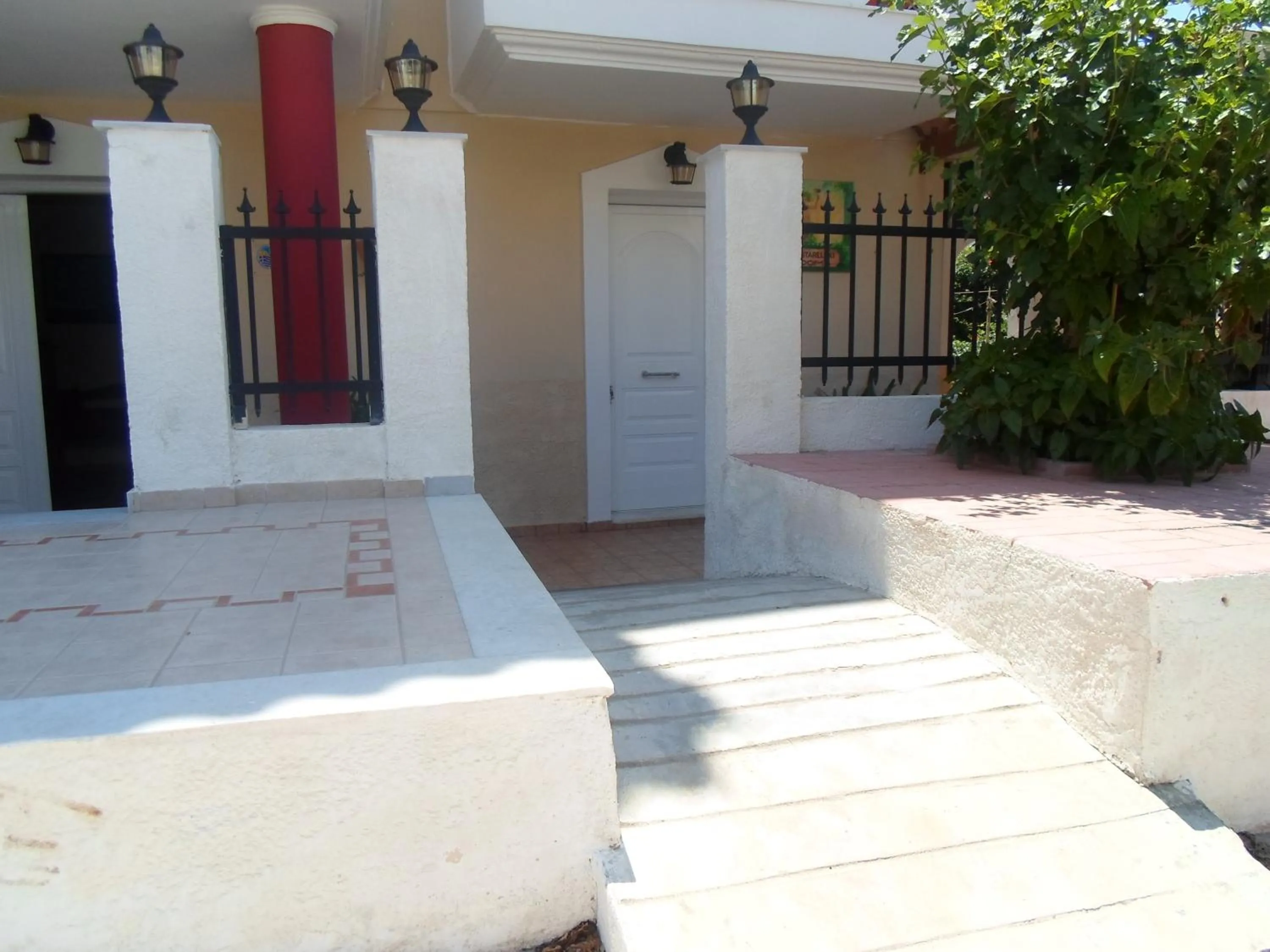 Facade/entrance in Costareli