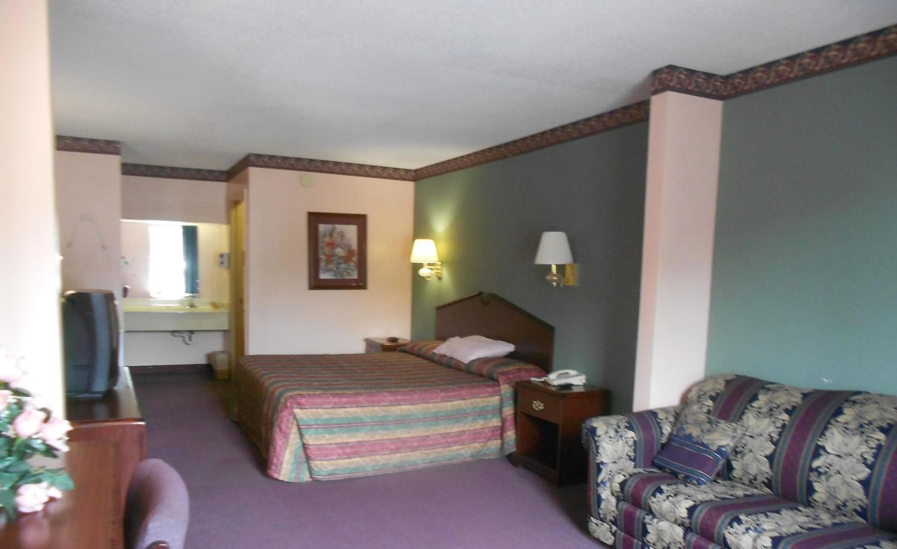 Bed in Executive Inn & Suites - Covington