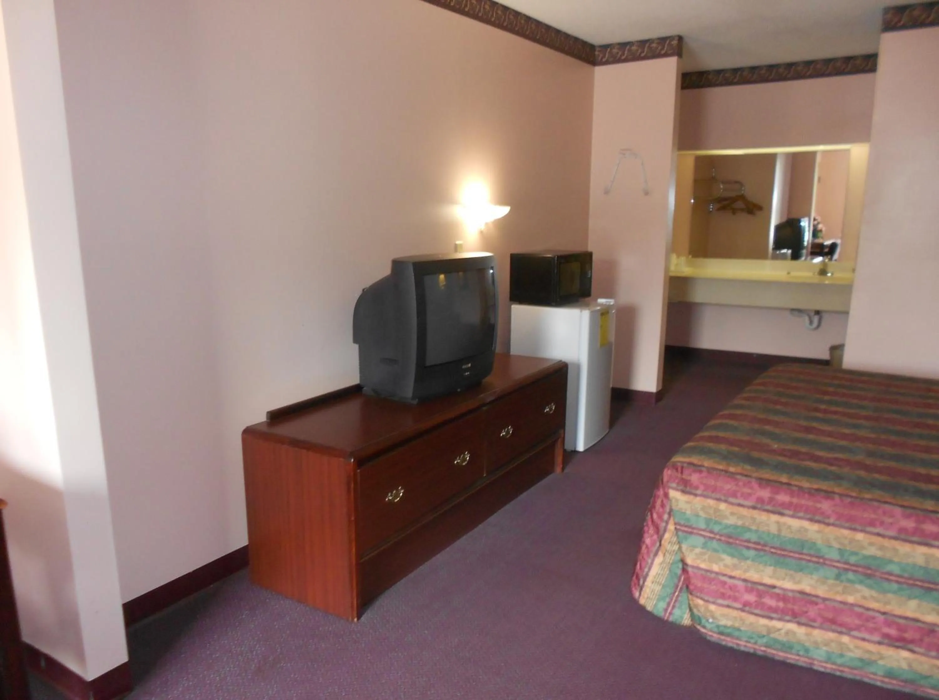 Bed in Executive Inn & Suites - Covington
