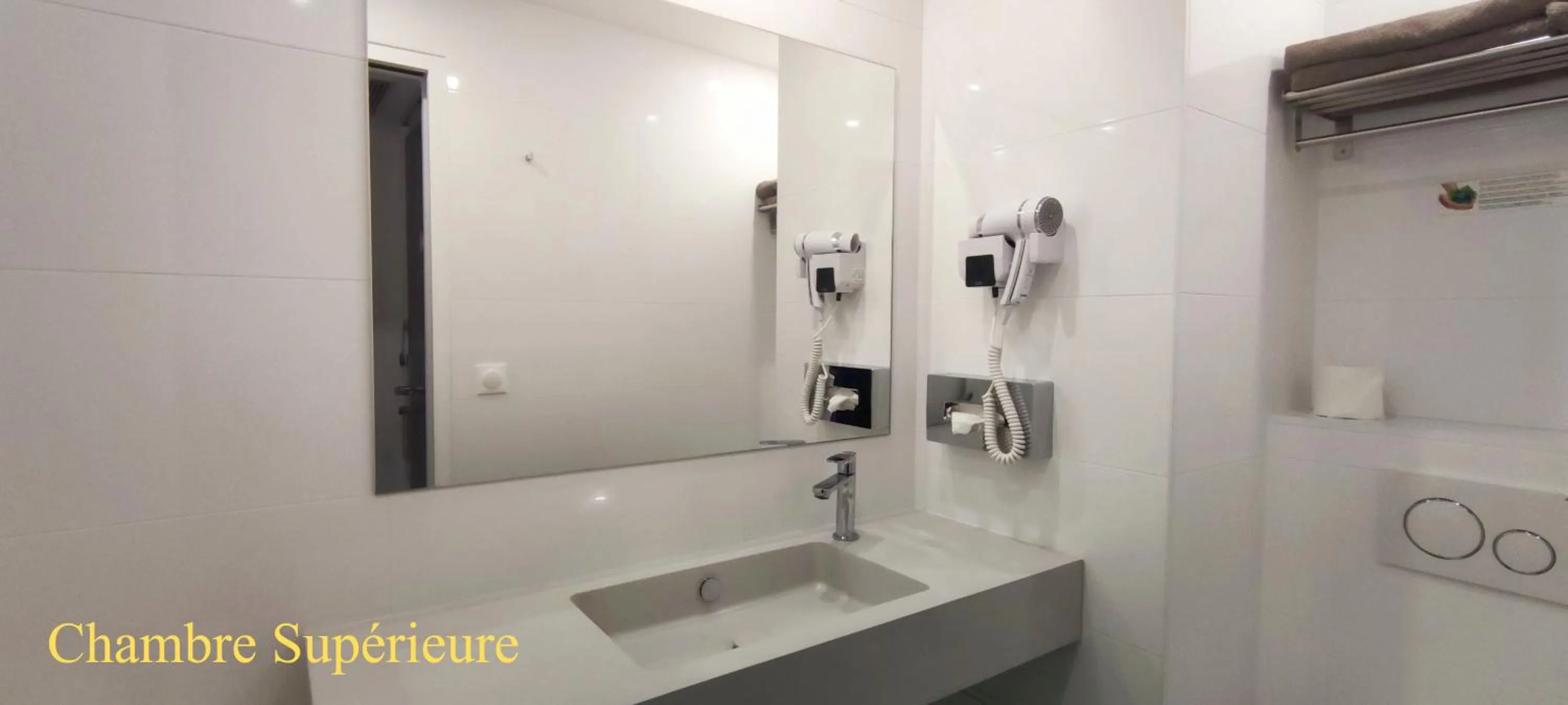 Toilet in Hôtel Gaillon Opera