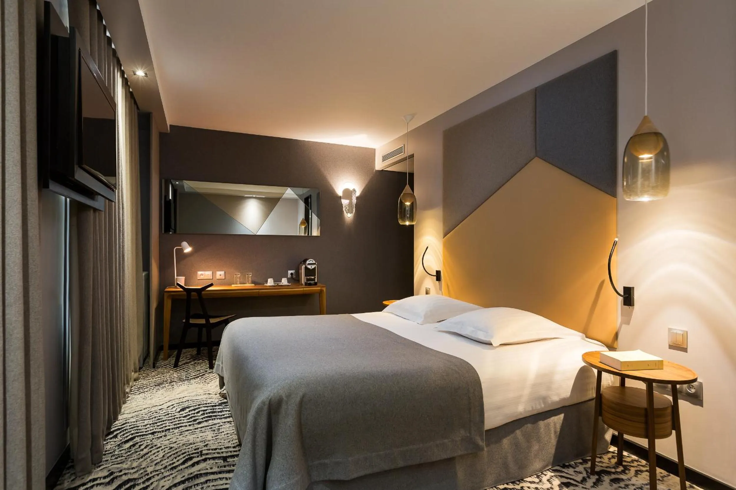 Night, Bed in Hôtel Atala Champs Elysees