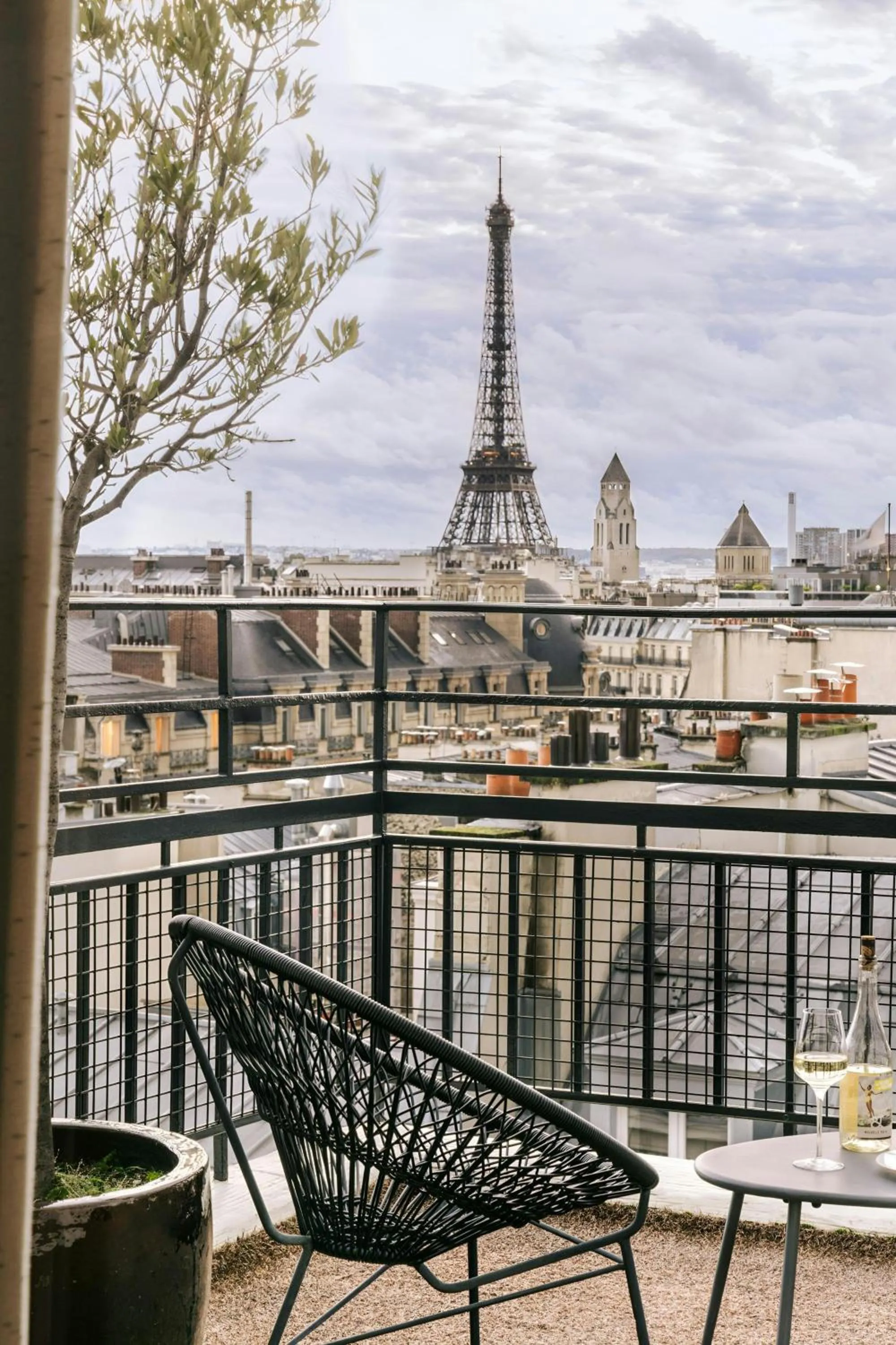 Photo of the whole room in Atala Hotel Champs Elysées, Sonder by Marriott Bonvoy