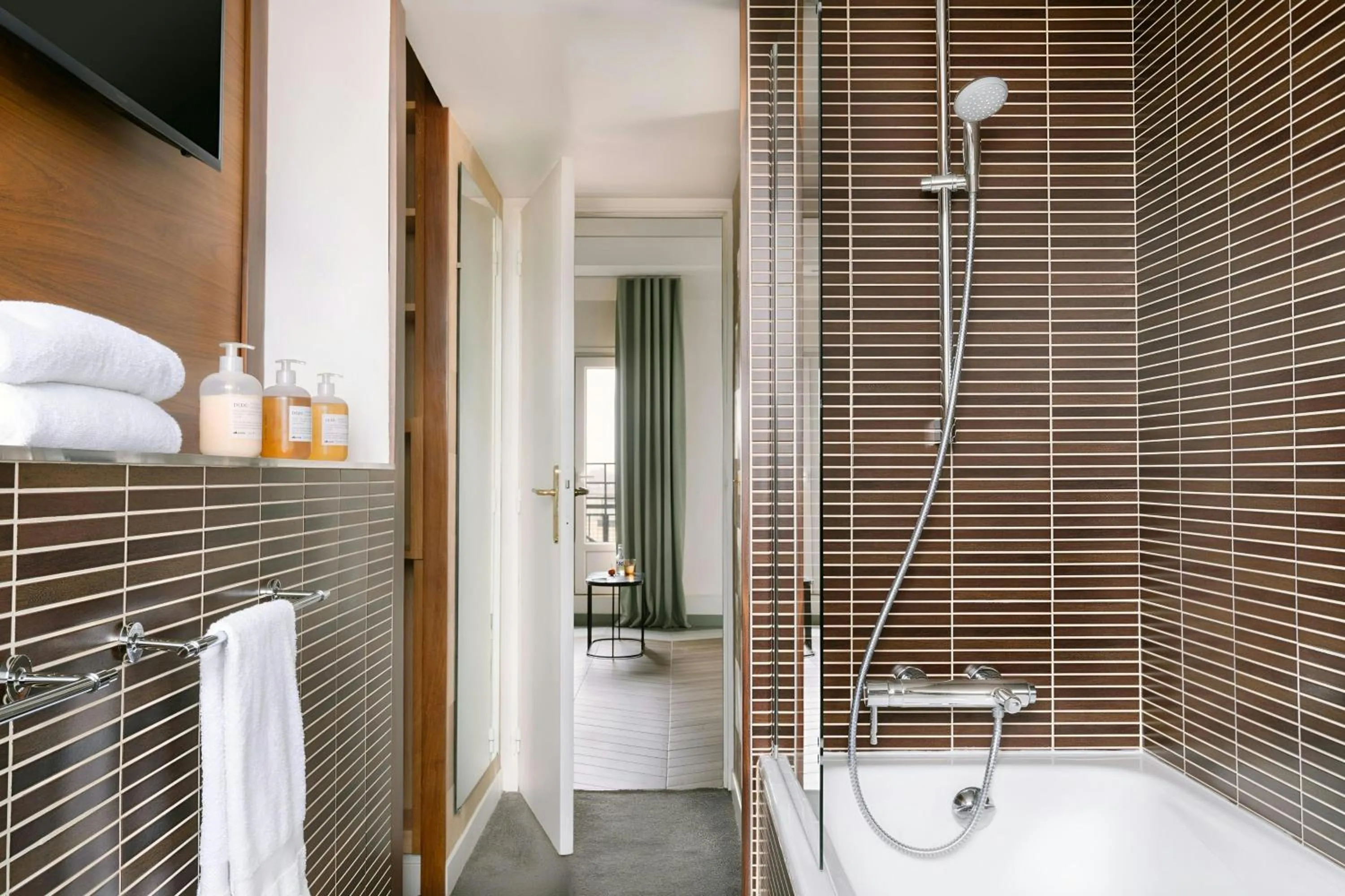 Bathroom in Atala Hotel Champs Elysées, Sonder by Marriott Bonvoy