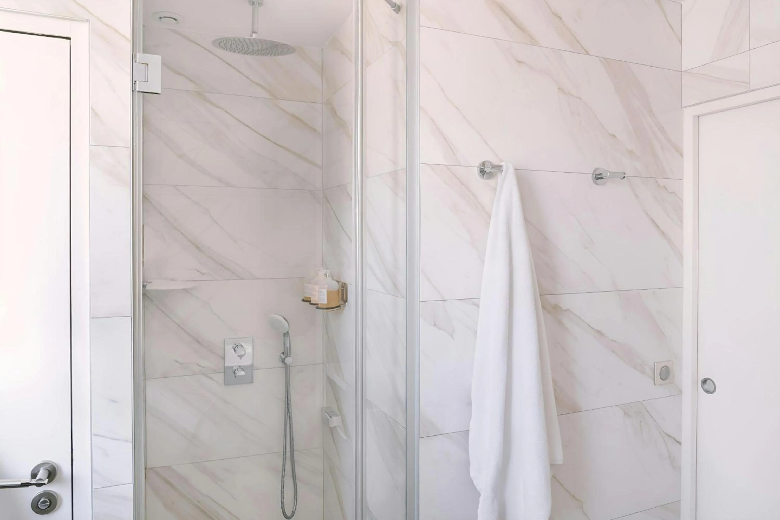 Bathroom in Atala Hotel Champs Elysées, Sonder by Marriott Bonvoy