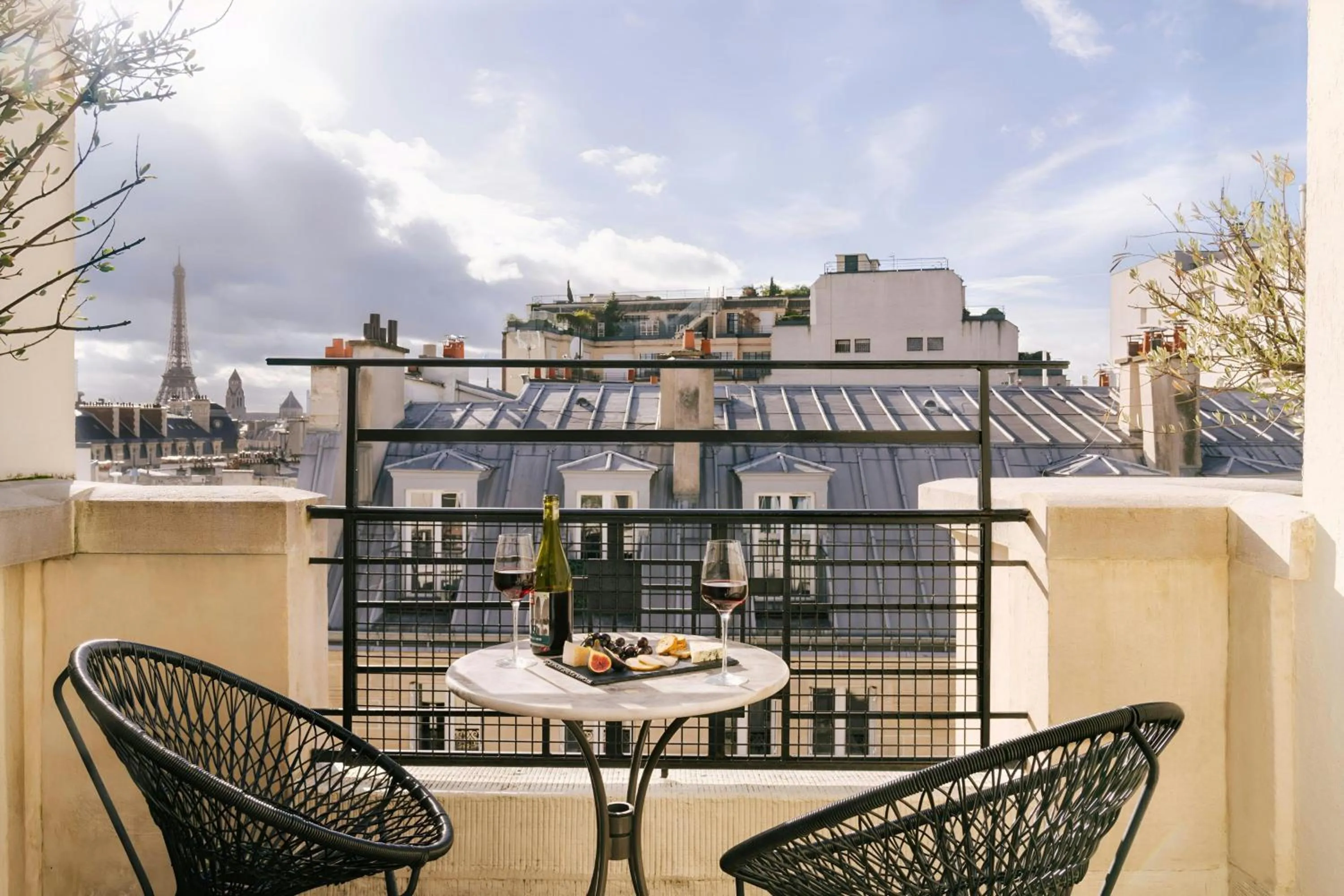 Photo of the whole room in Atala Hotel Champs Elysées, Sonder by Marriott Bonvoy