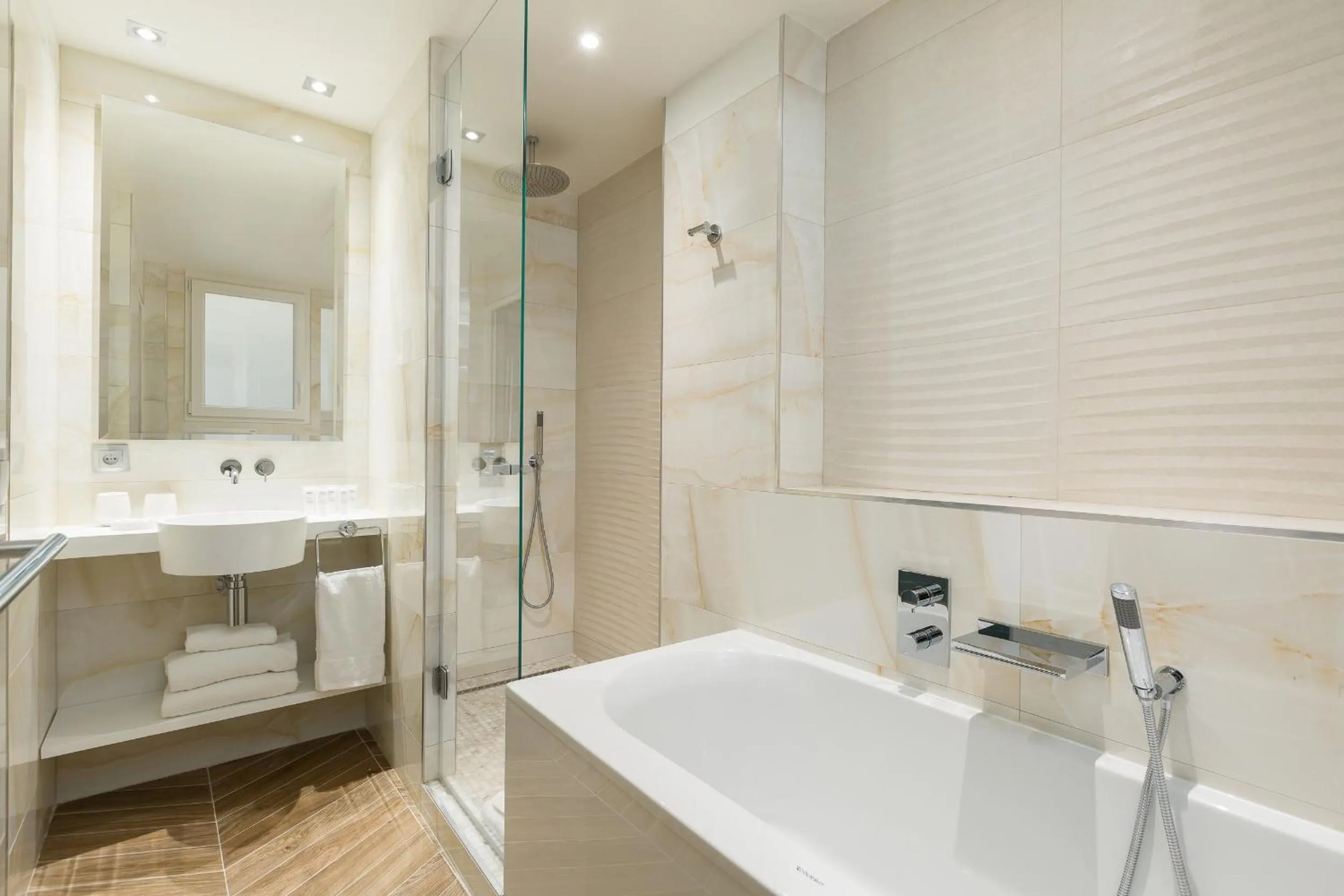 Shower in Hôtel Atala Champs Elysees