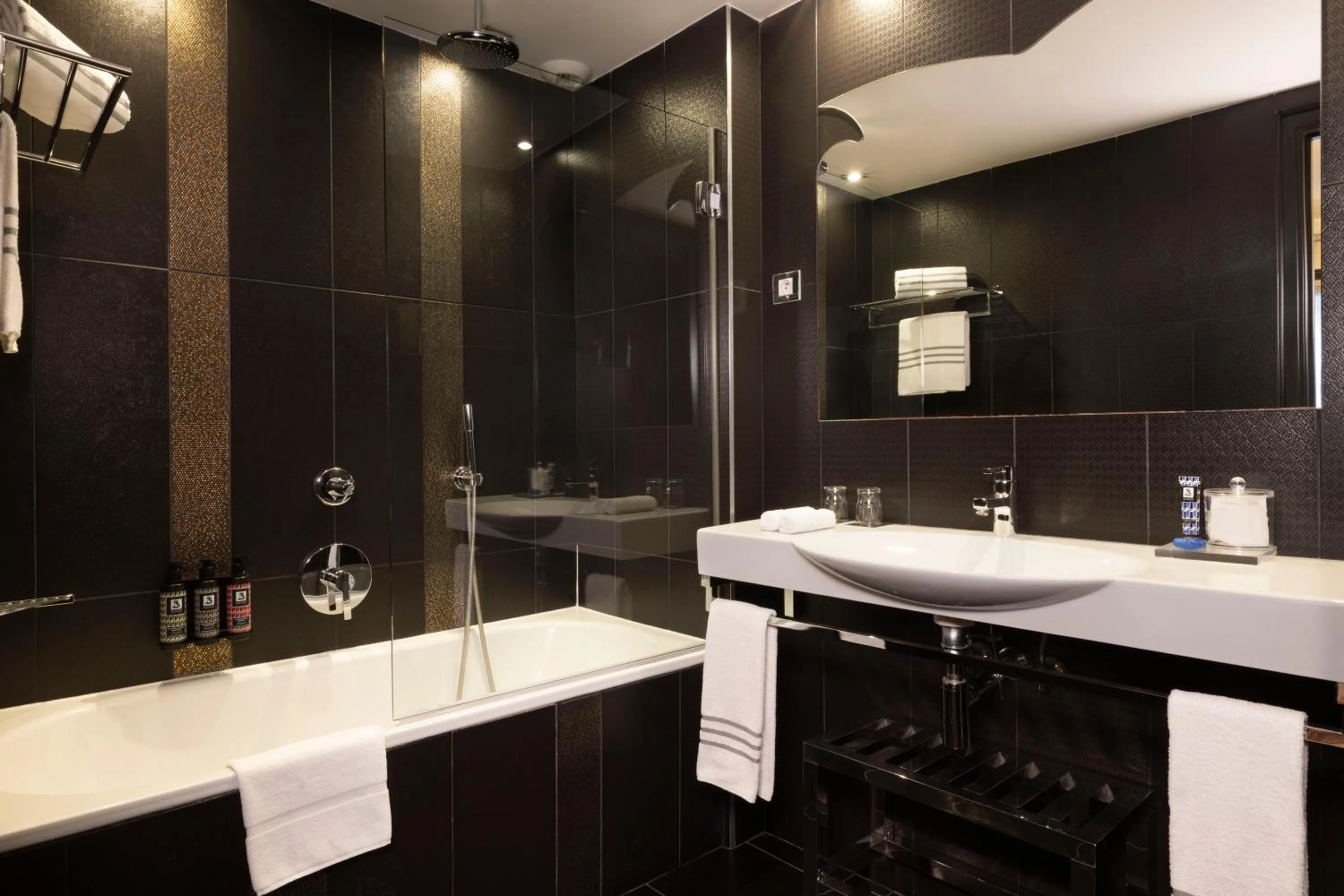 Bathroom in Edouard 7 Paris Opéra