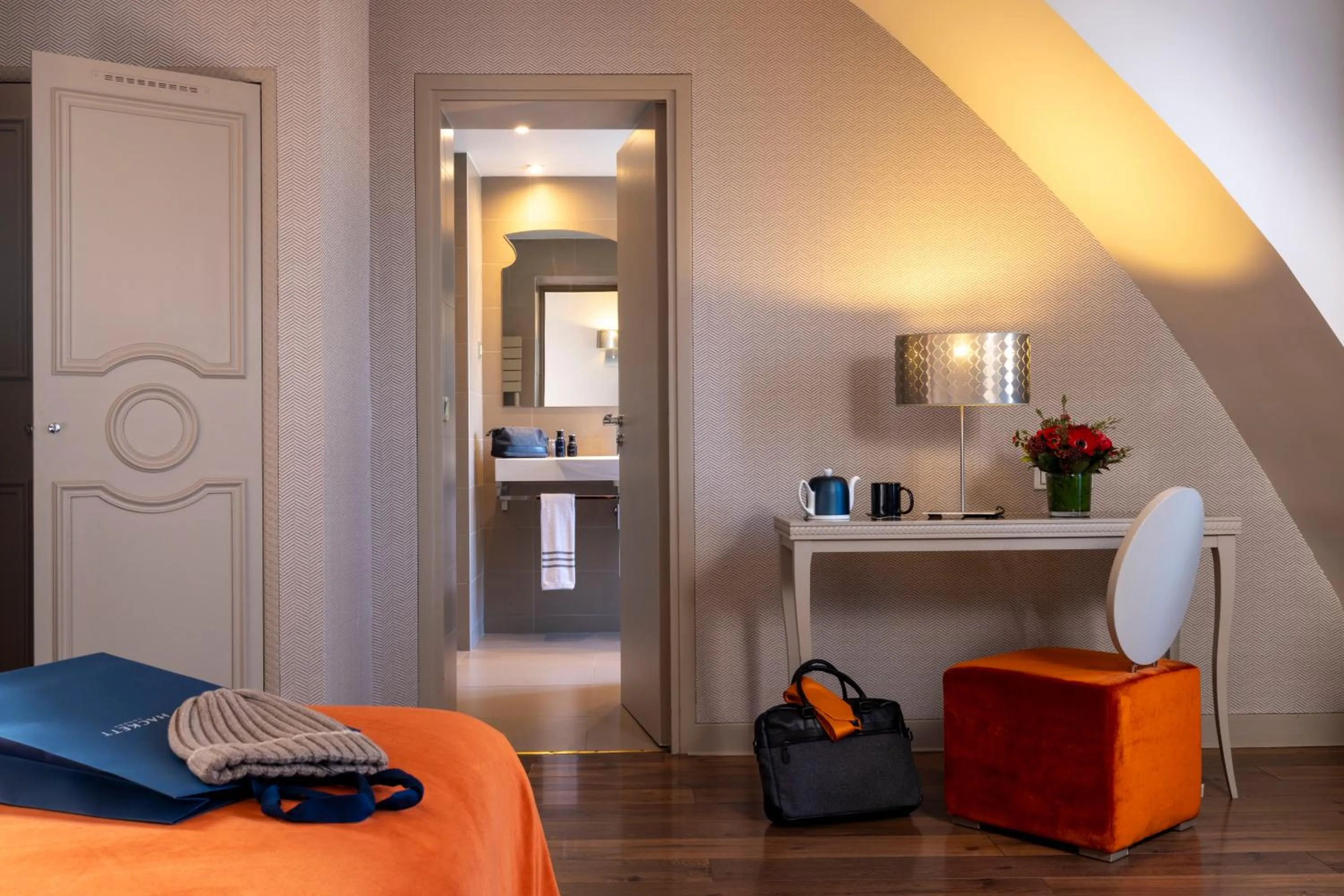 Living room, Bed in Edouard 7 Paris Opéra