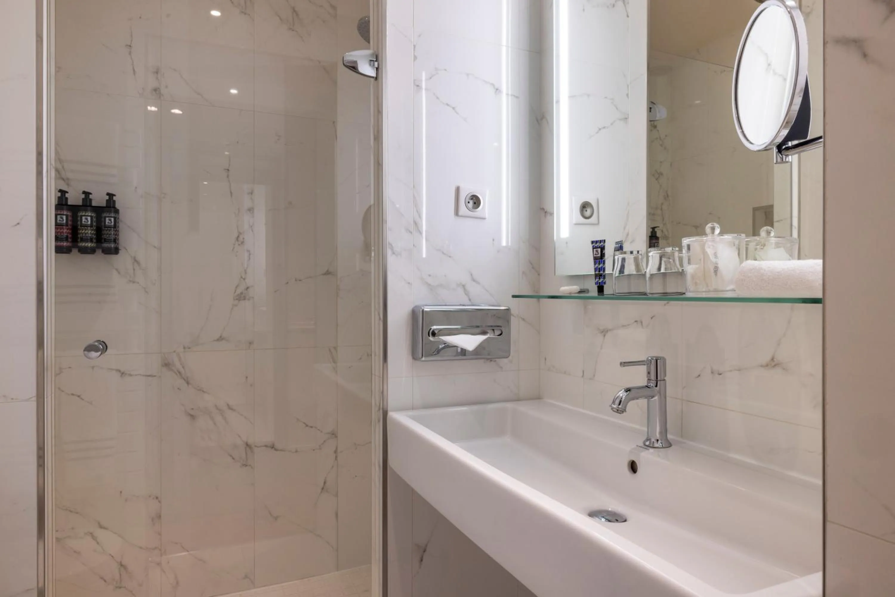 Shower in Edouard 7 Paris Opéra