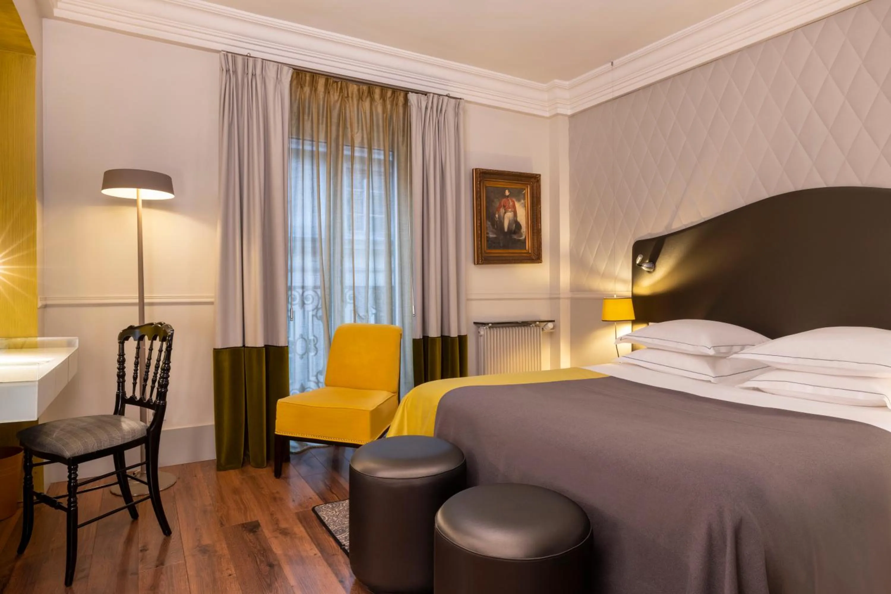 Photo of the whole room, Bed in Edouard 7 Paris Opéra