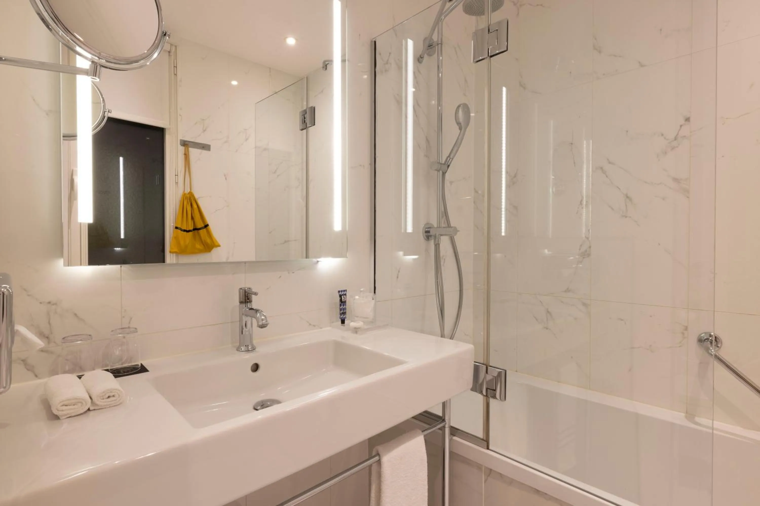 Bathroom in Edouard 7 Paris Opéra