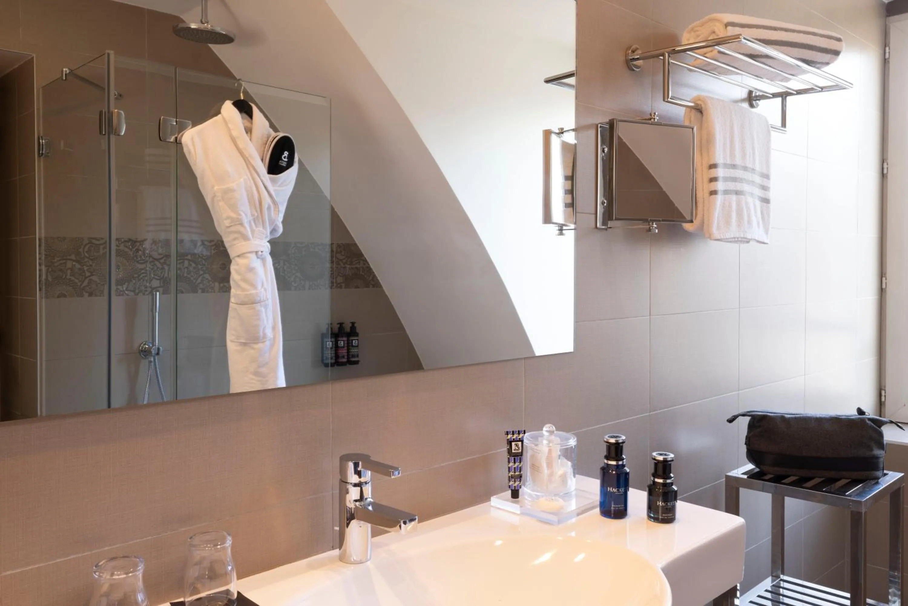 Bathroom in Edouard 7 Paris Opéra