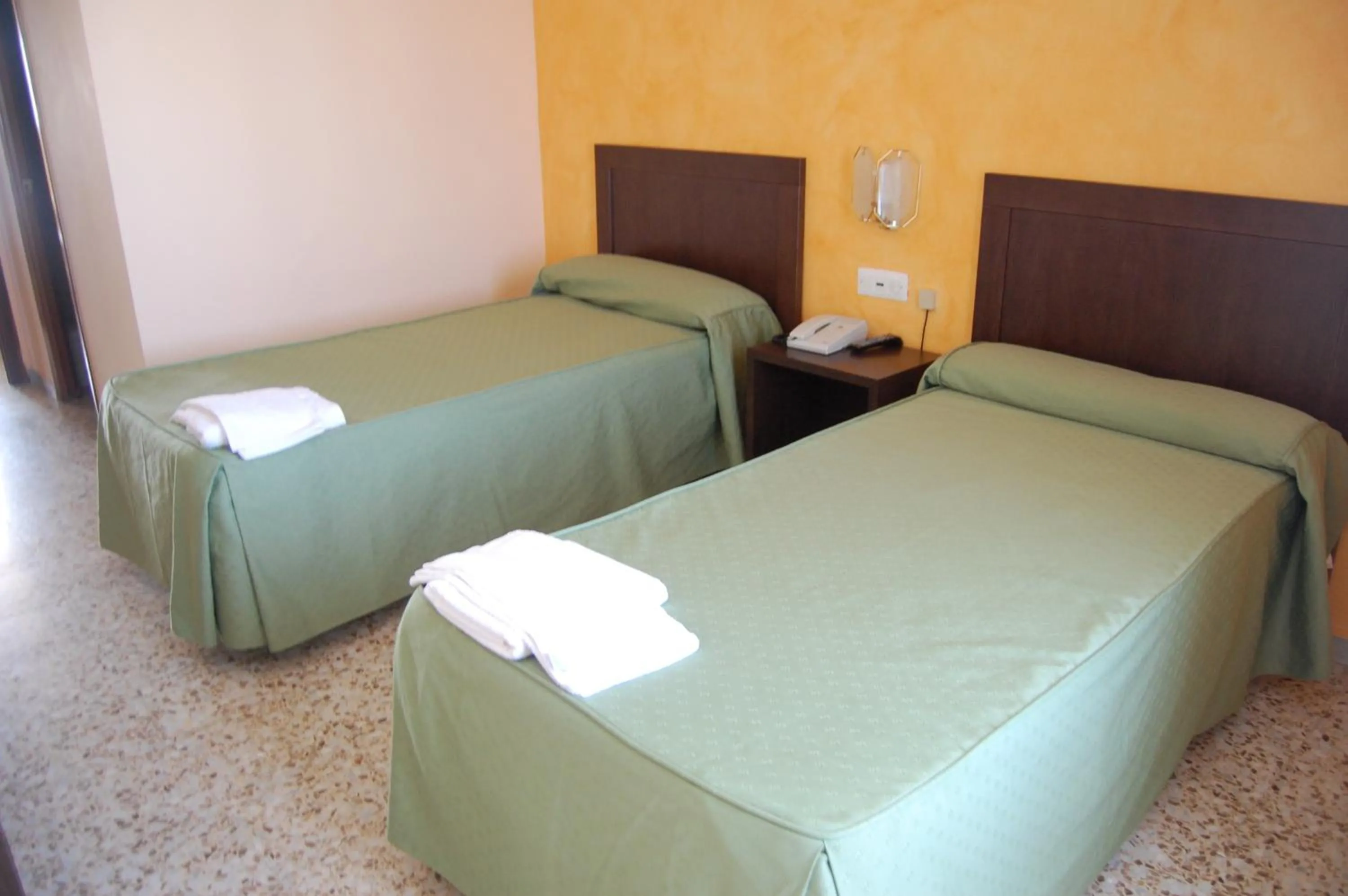 Bedroom, Bed in Hotel Balfagón