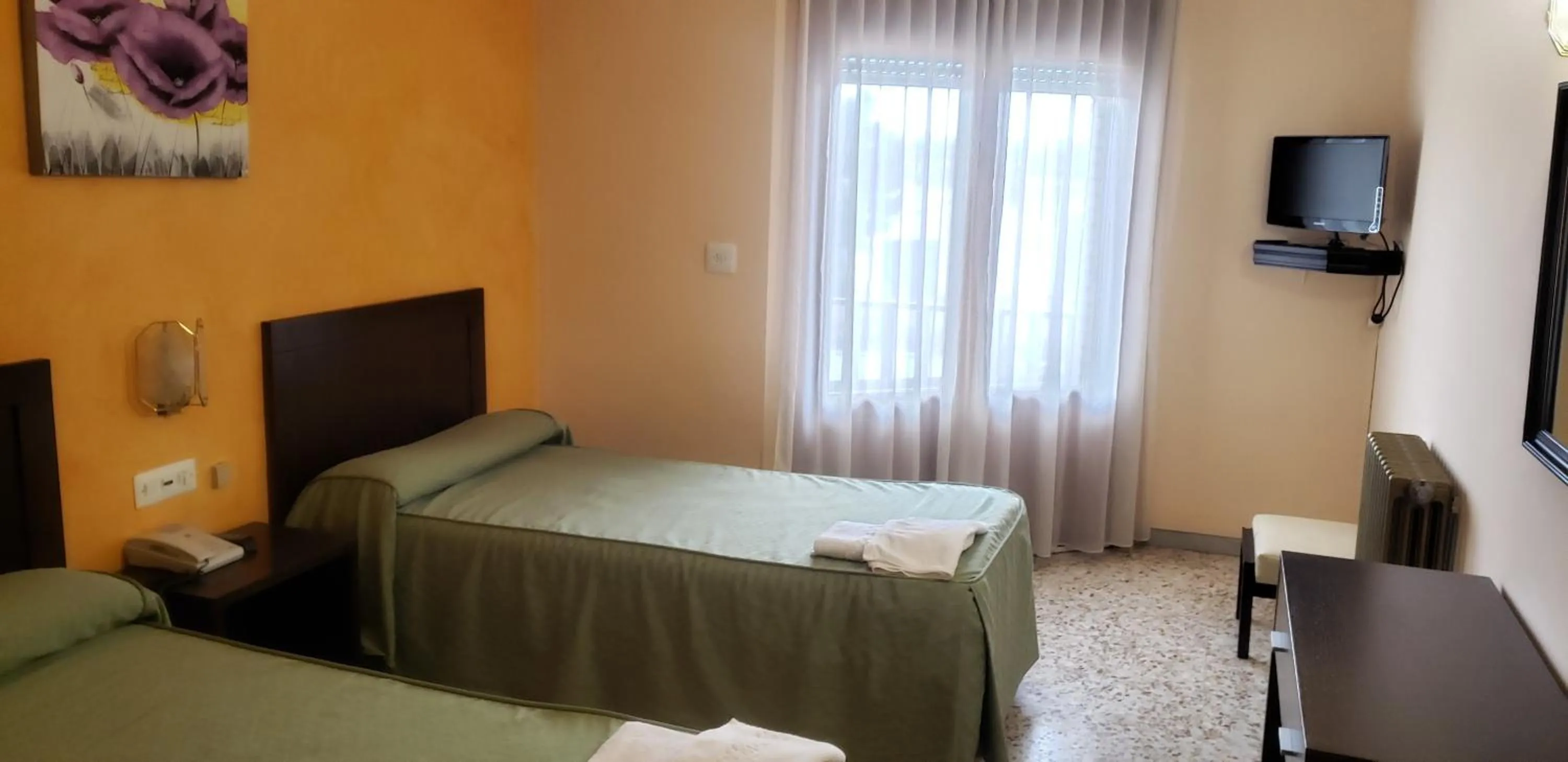 Bedroom, Bed in Hotel Balfagón