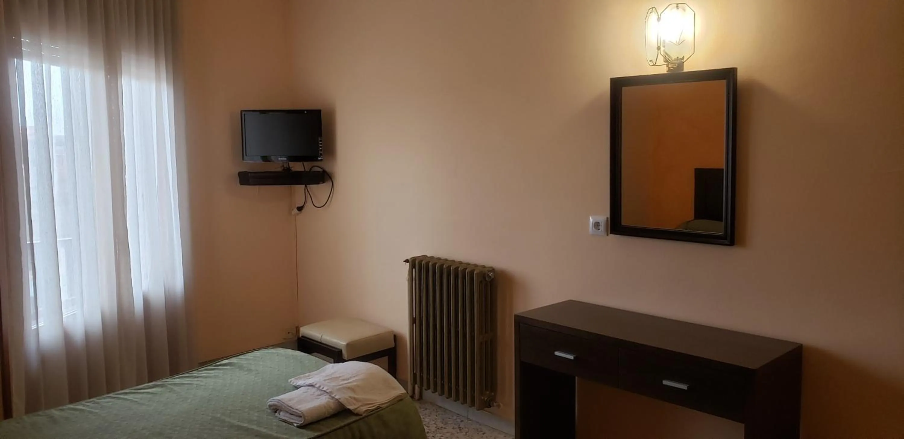 Bedroom, Bed in Hotel Balfagón