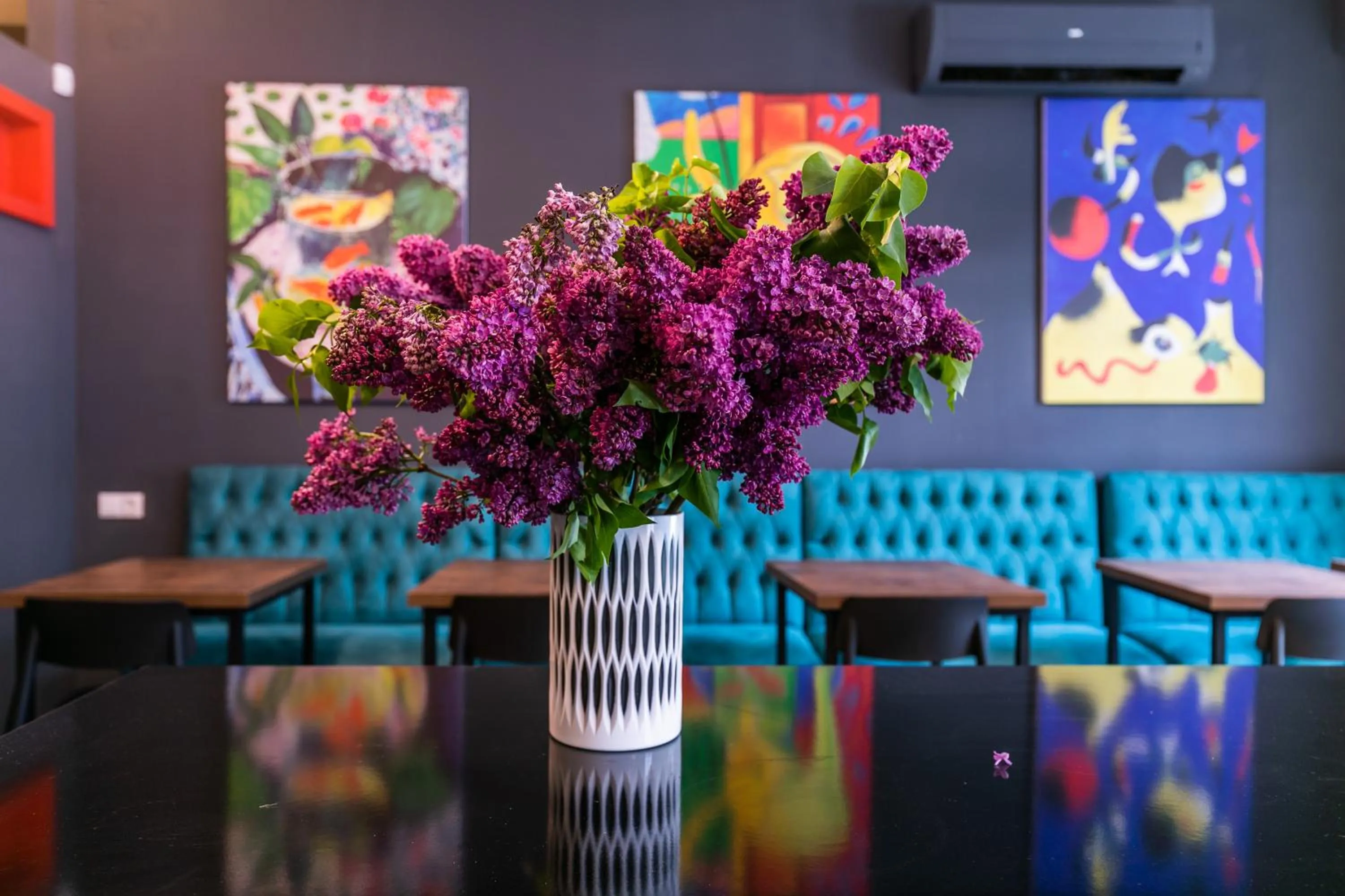 Communal lounge/ TV room in Boutique Hotel MOJO