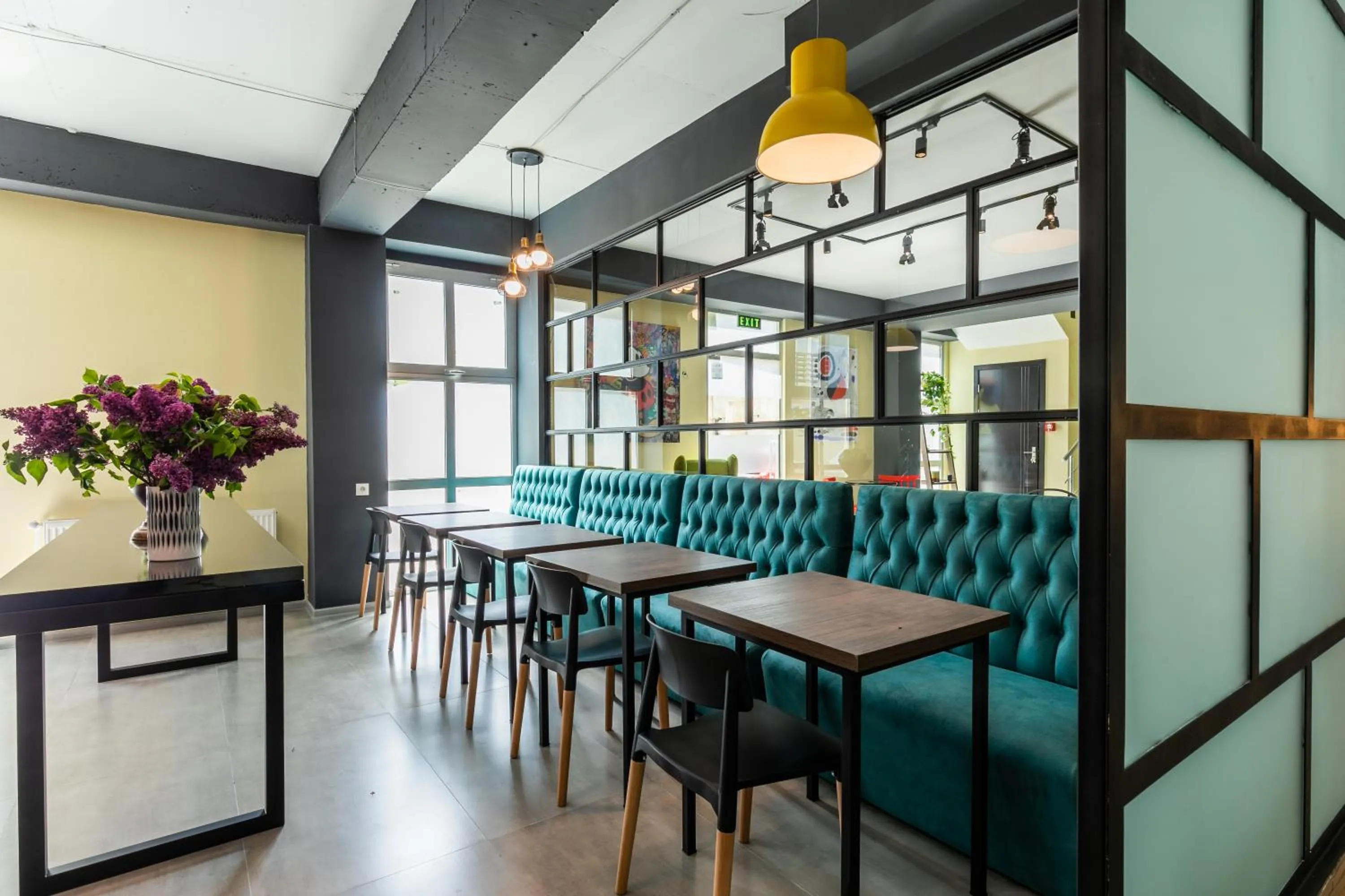 Restaurant/places to eat in Boutique Hotel MOJO