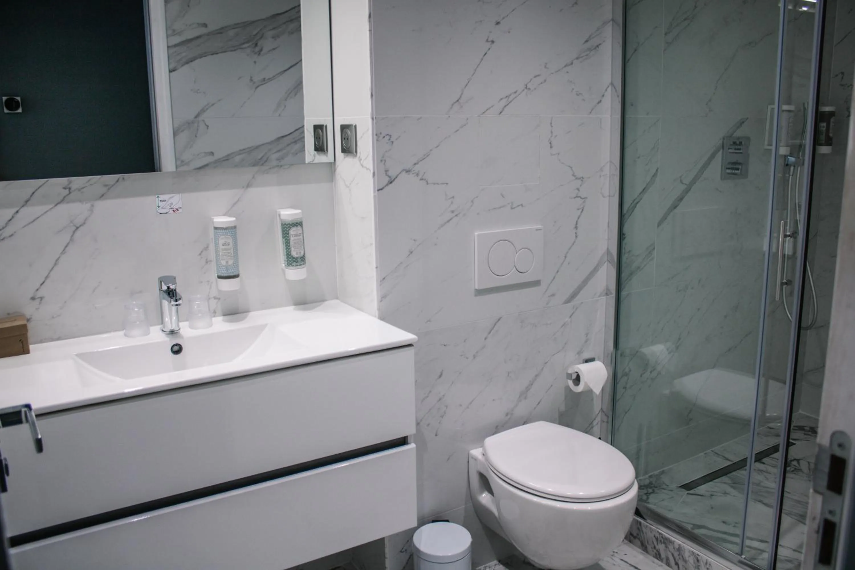 Shower in Juliana Hotel Cannes