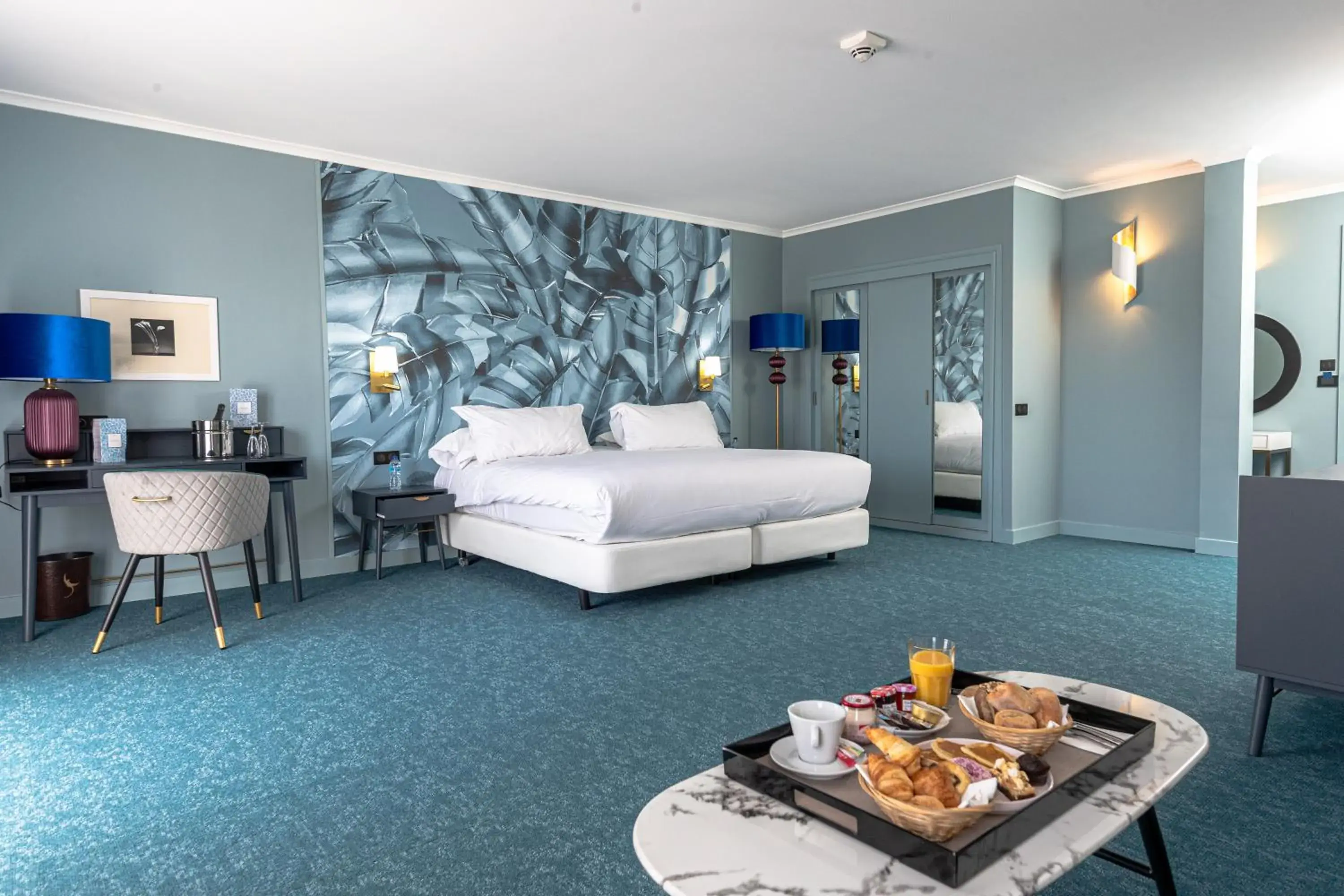 Property building, Bed in Juliana Hotel Cannes Property building, Bed in Juliana Hotel Cannes