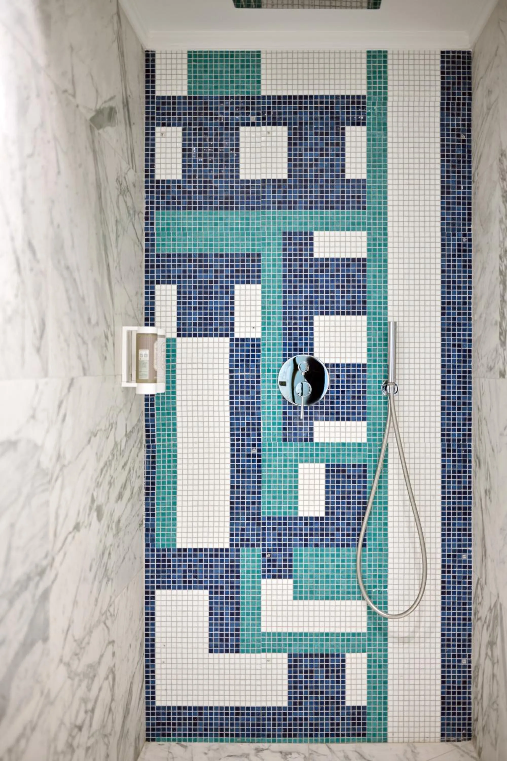 Shower in Juliana Hotel Cannes