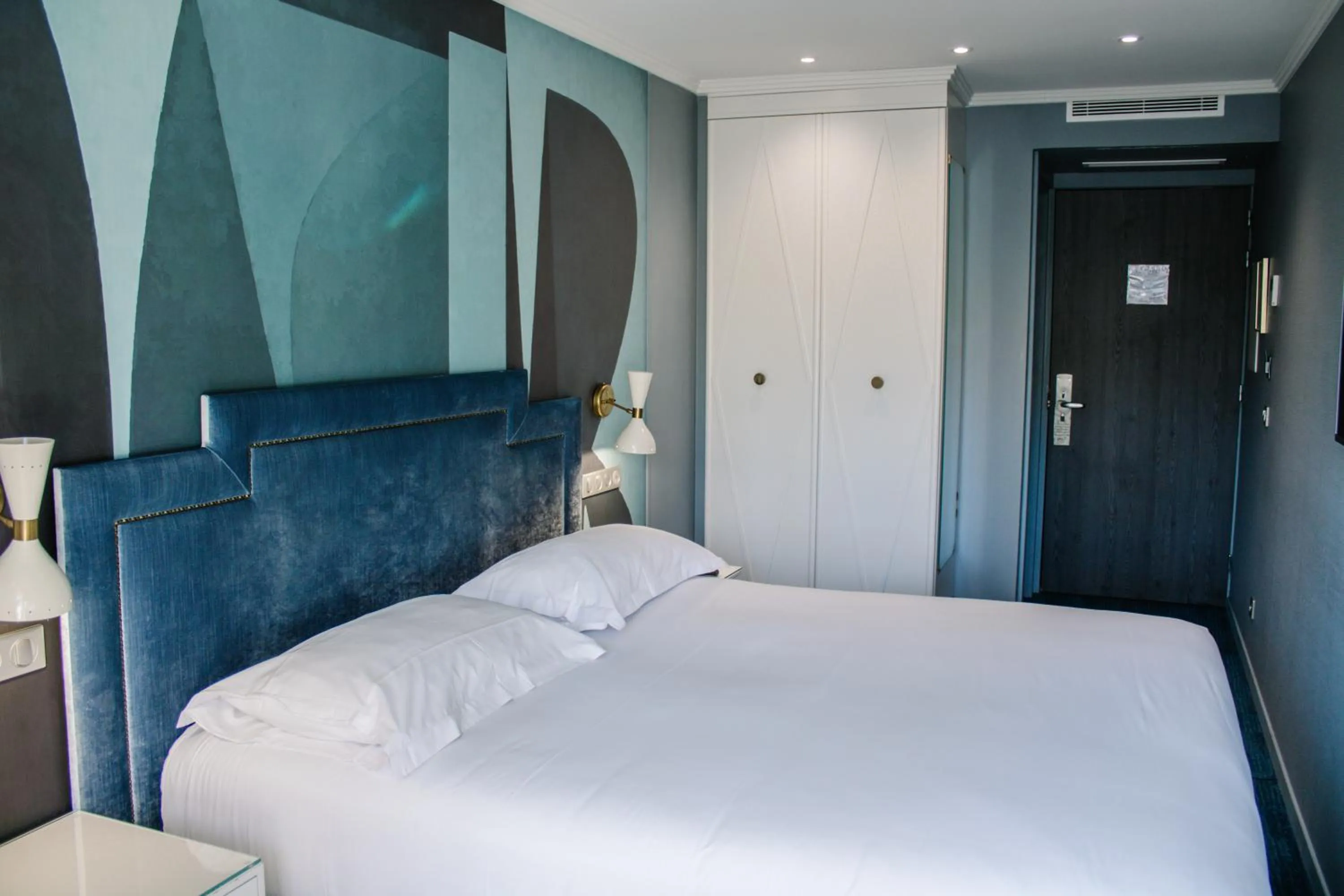 Bed in Juliana Hotel Cannes