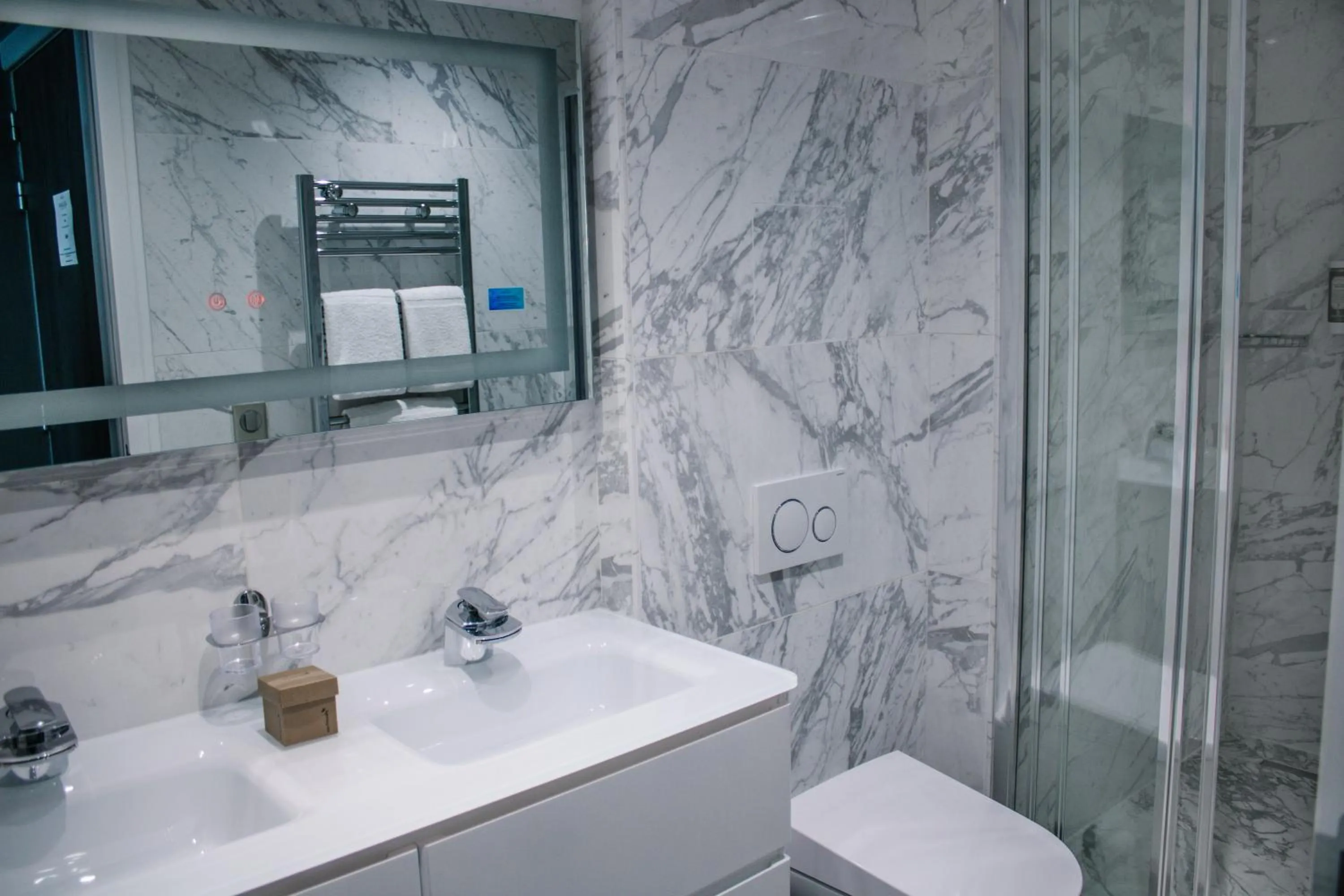 Shower in Juliana Hotel Cannes