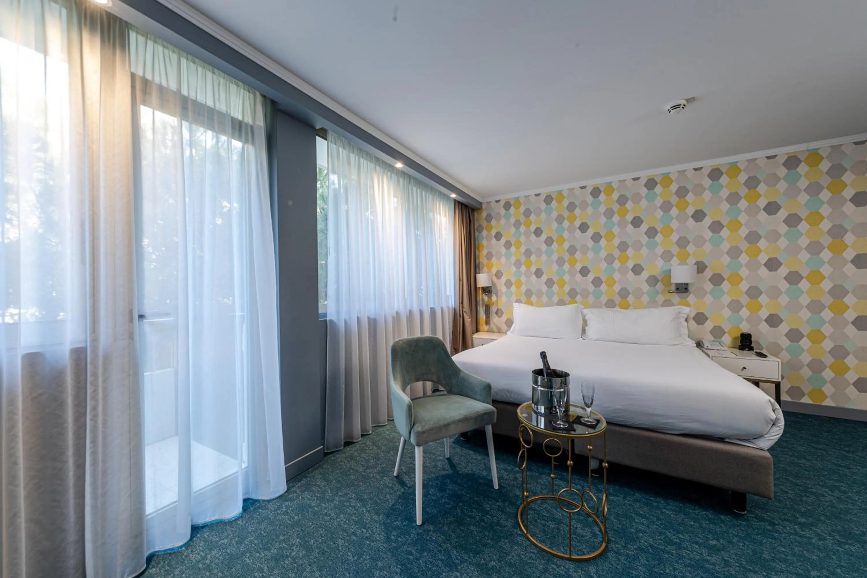 Property building, Bed in Juliana Hotel Cannes