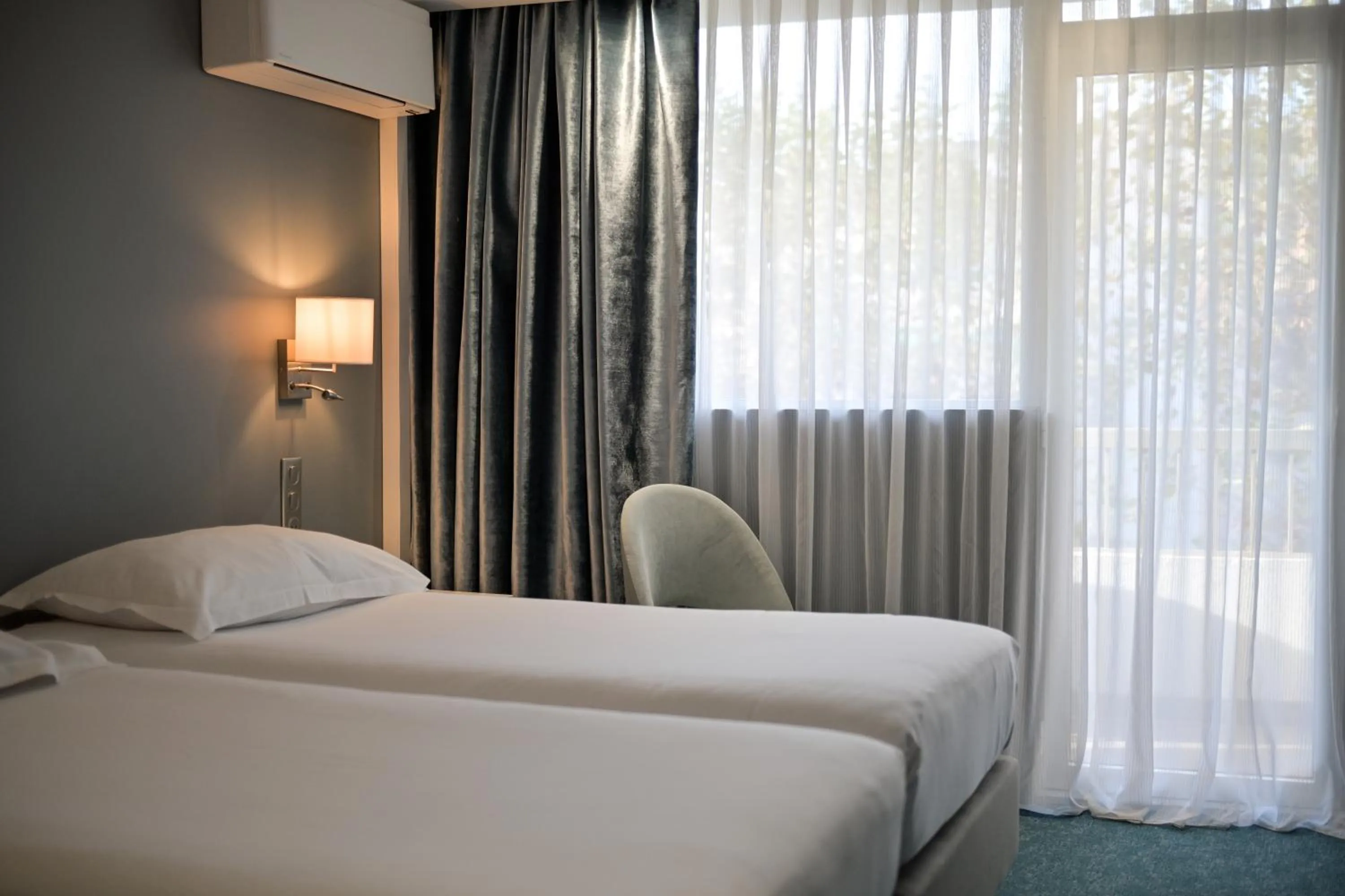 Balcony/Terrace, Bed in Juliana Hotel Cannes