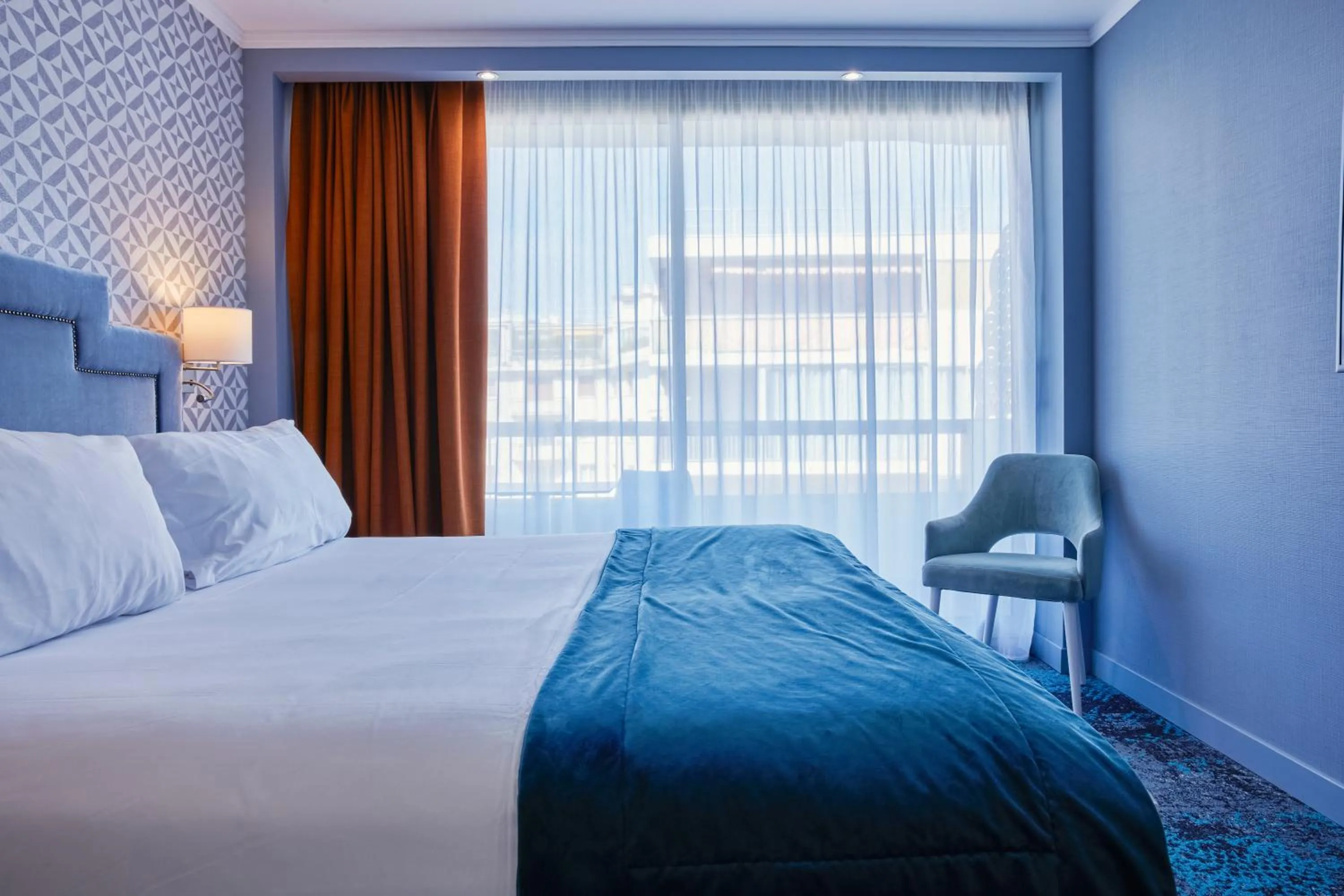 Property building, Bed in Juliana Hotel Cannes